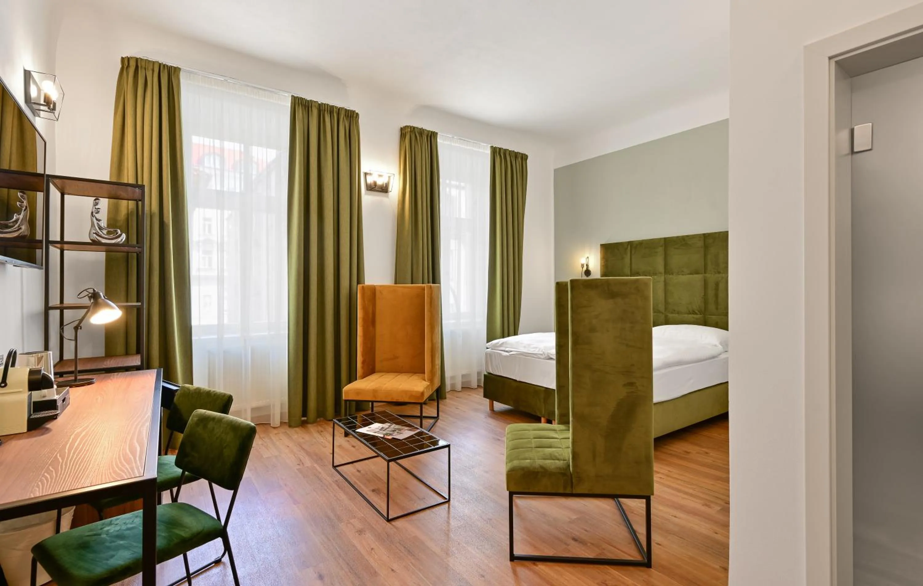 TV and multimedia, Bed in Hotel Garden Court