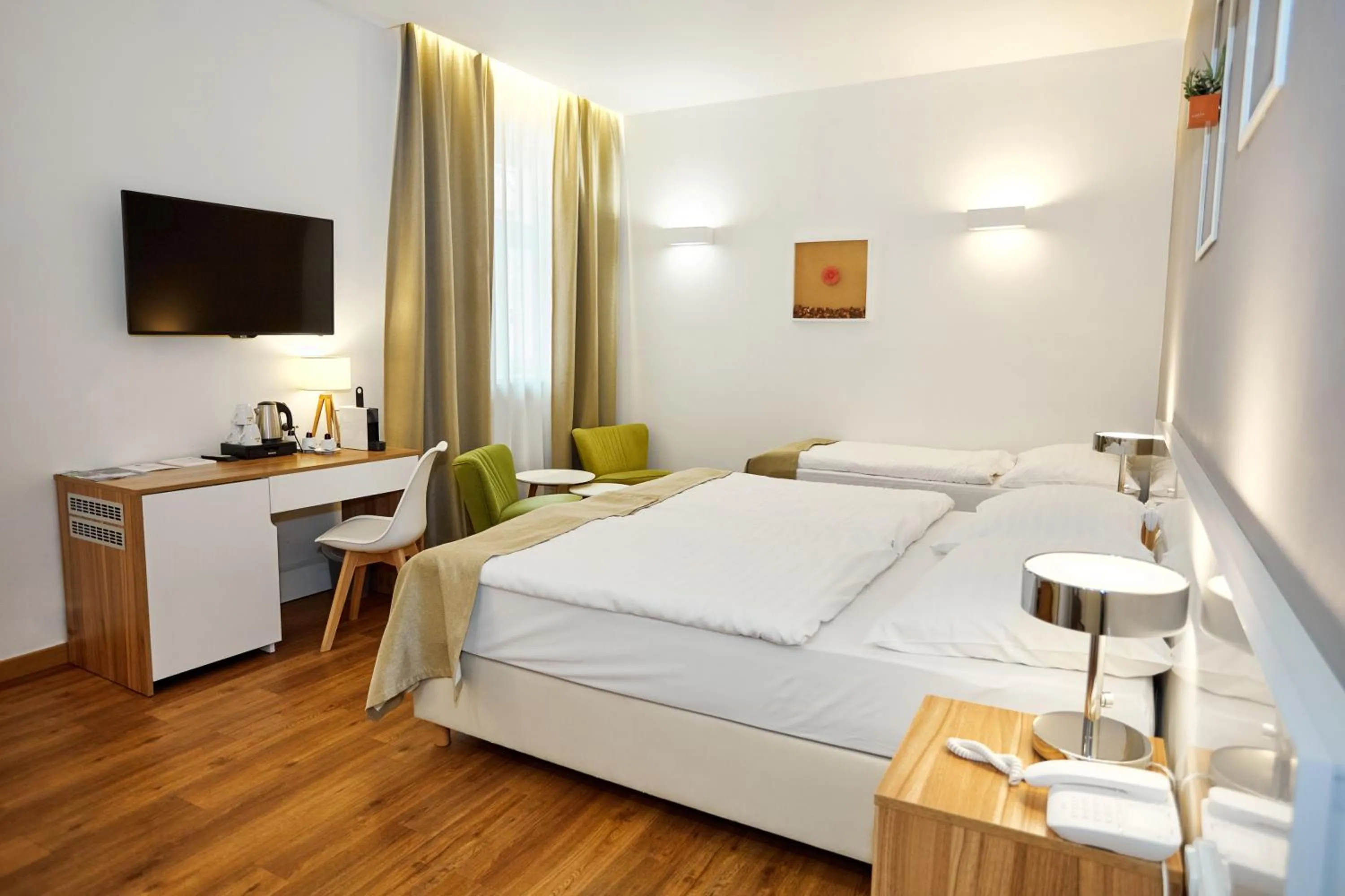 TV and multimedia, Bed in Hotel Garden Court