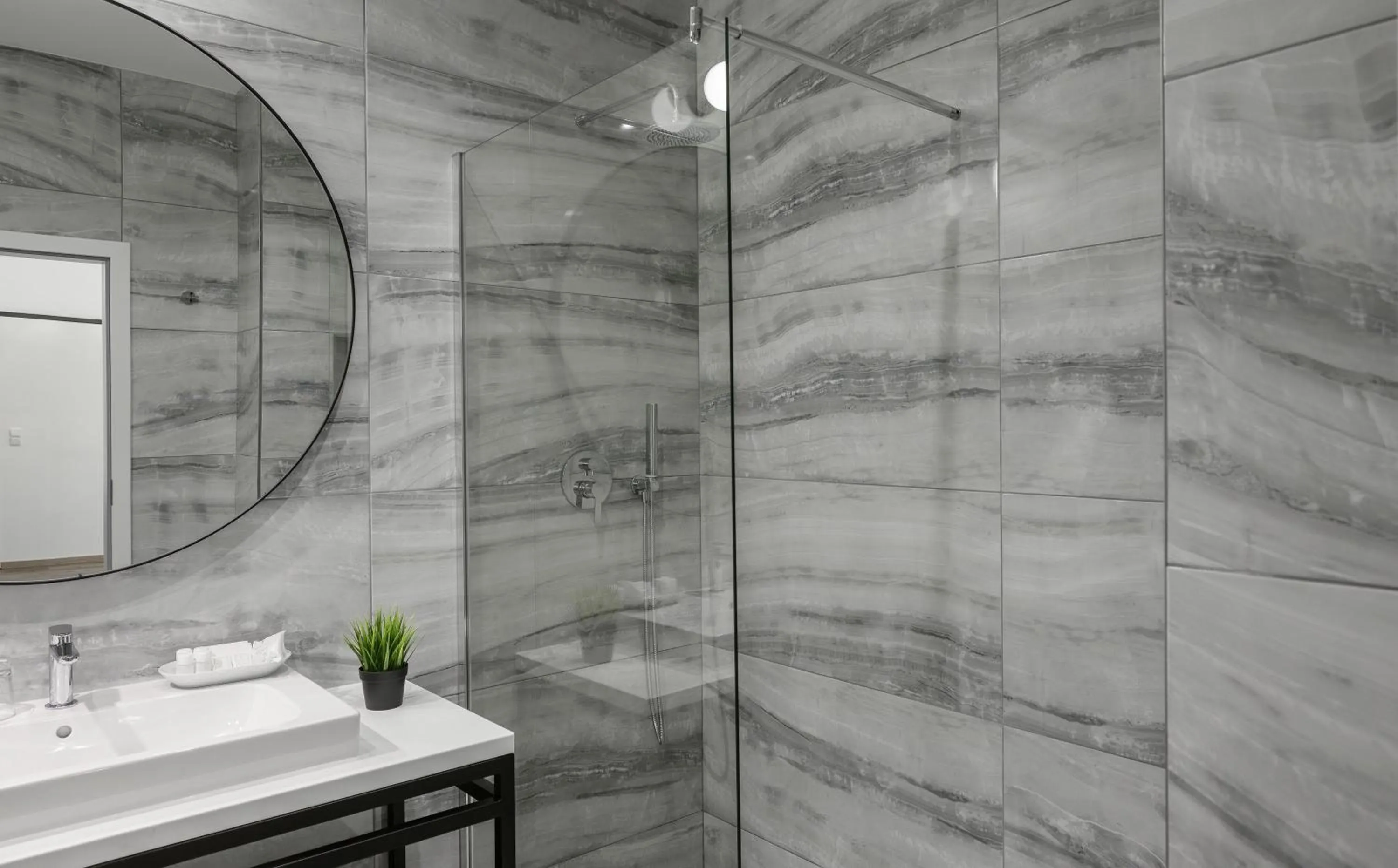 Shower in Hotel Garden Court