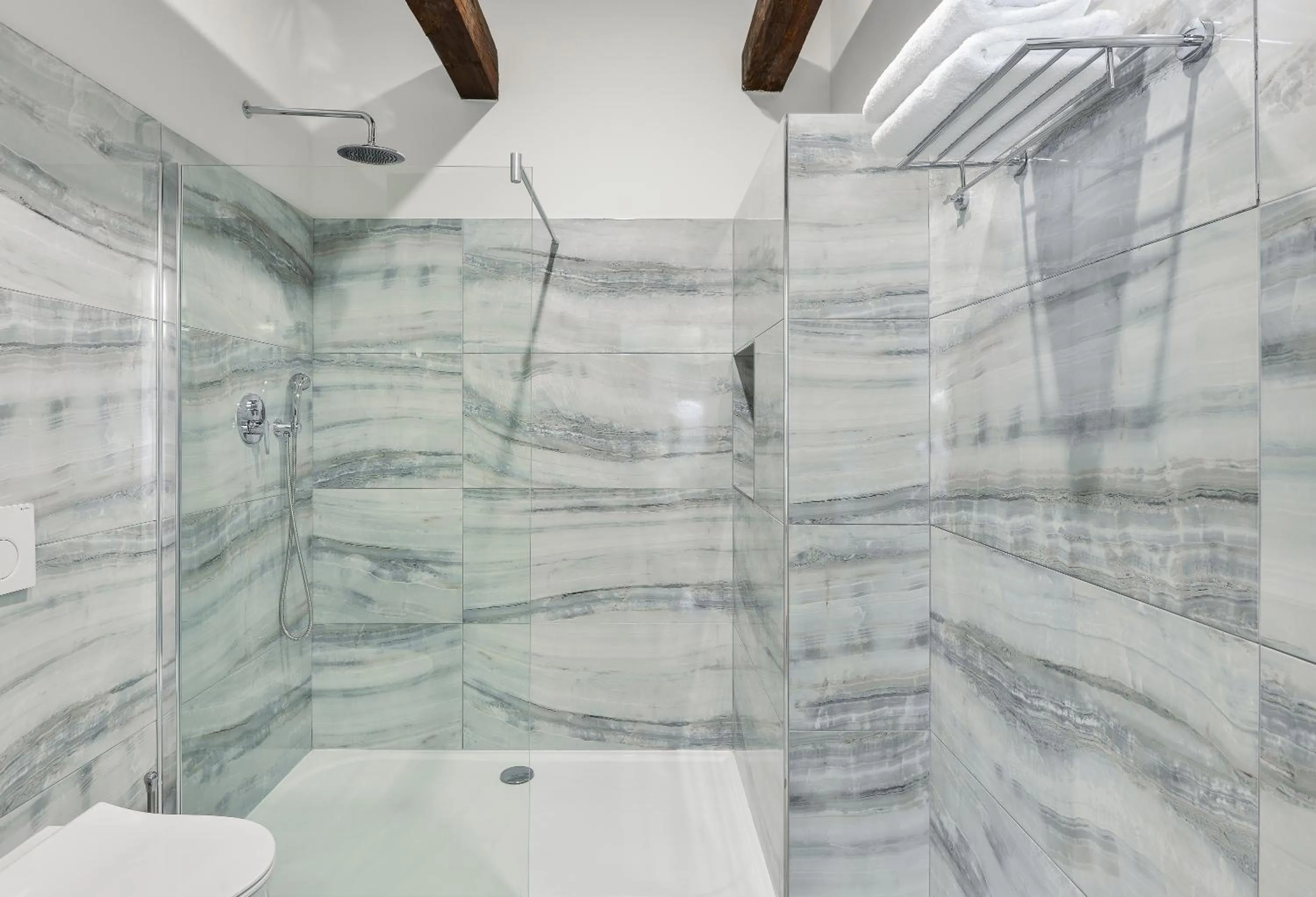 Shower in Hotel Garden Court