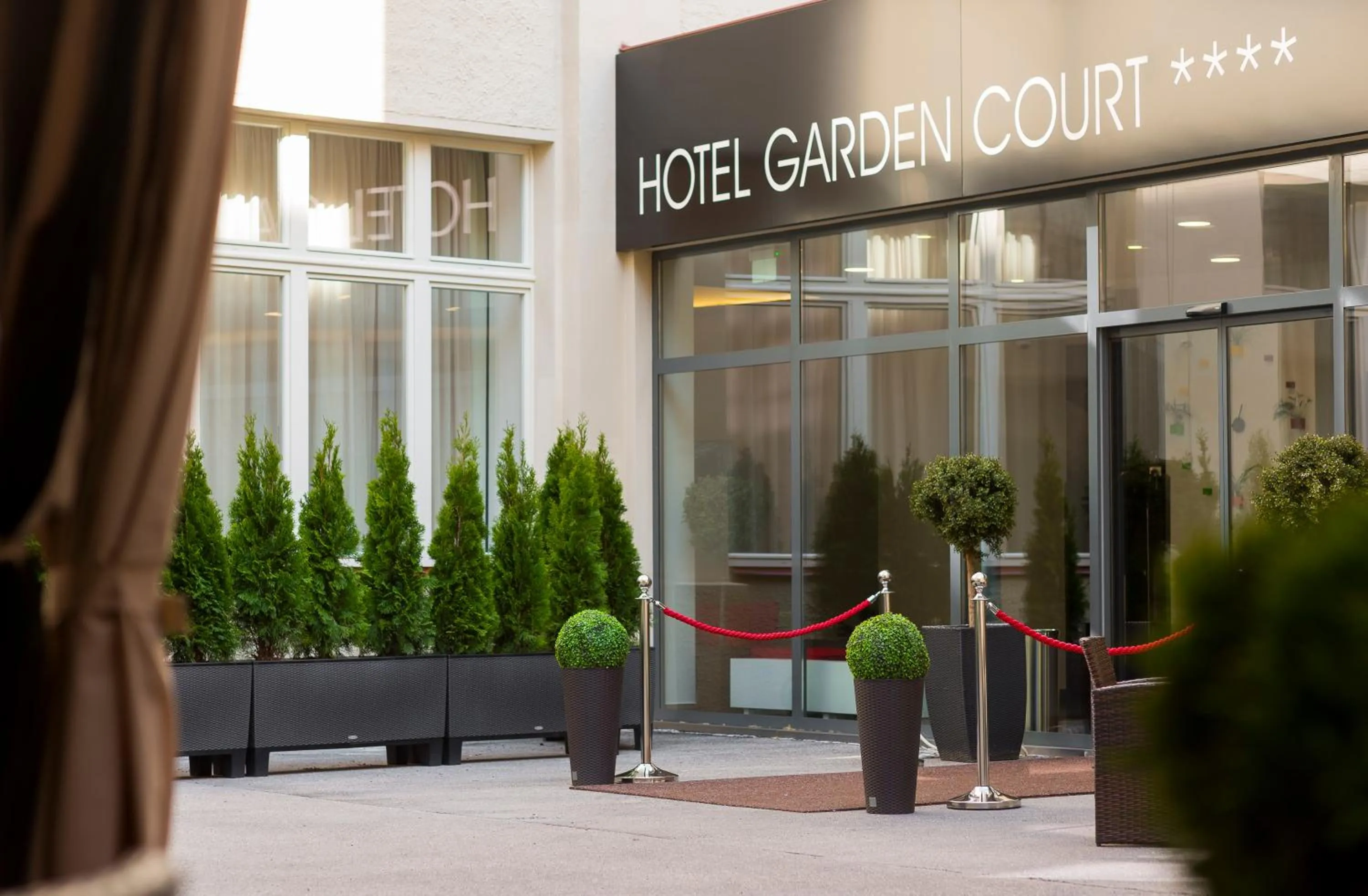 Facade/entrance in Hotel Garden Court