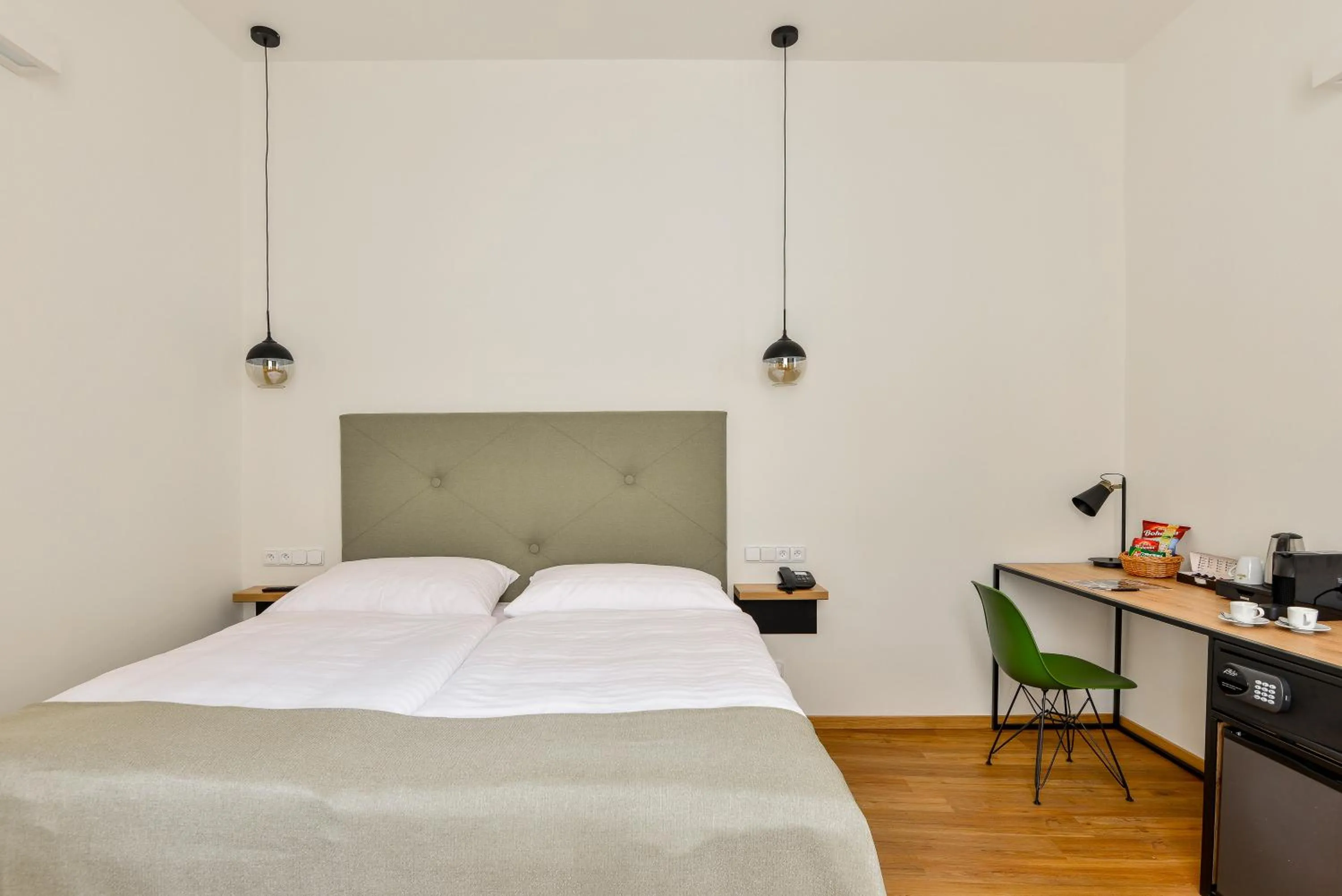 Bedroom, Bed in Hotel Garden Court