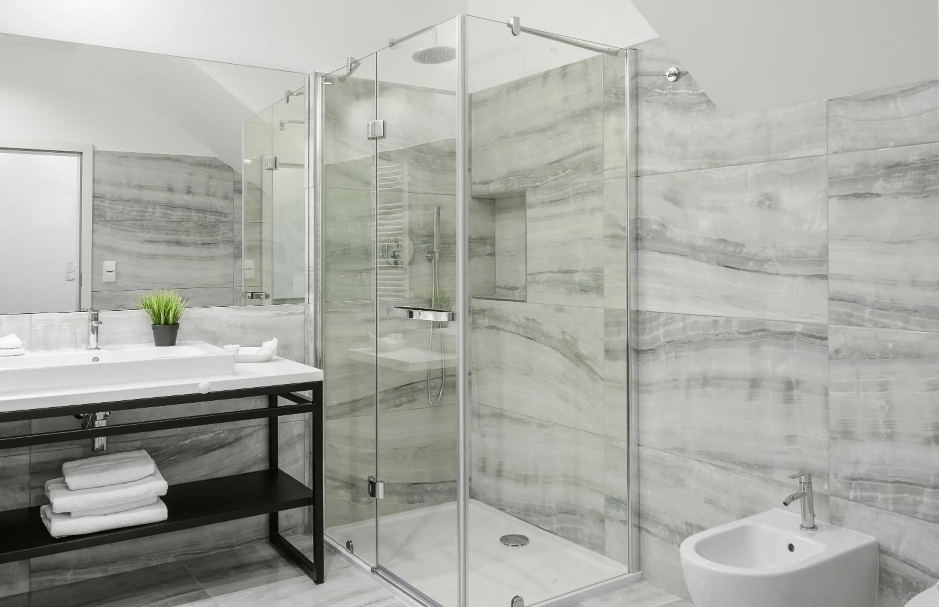 Shower in Hotel Garden Court