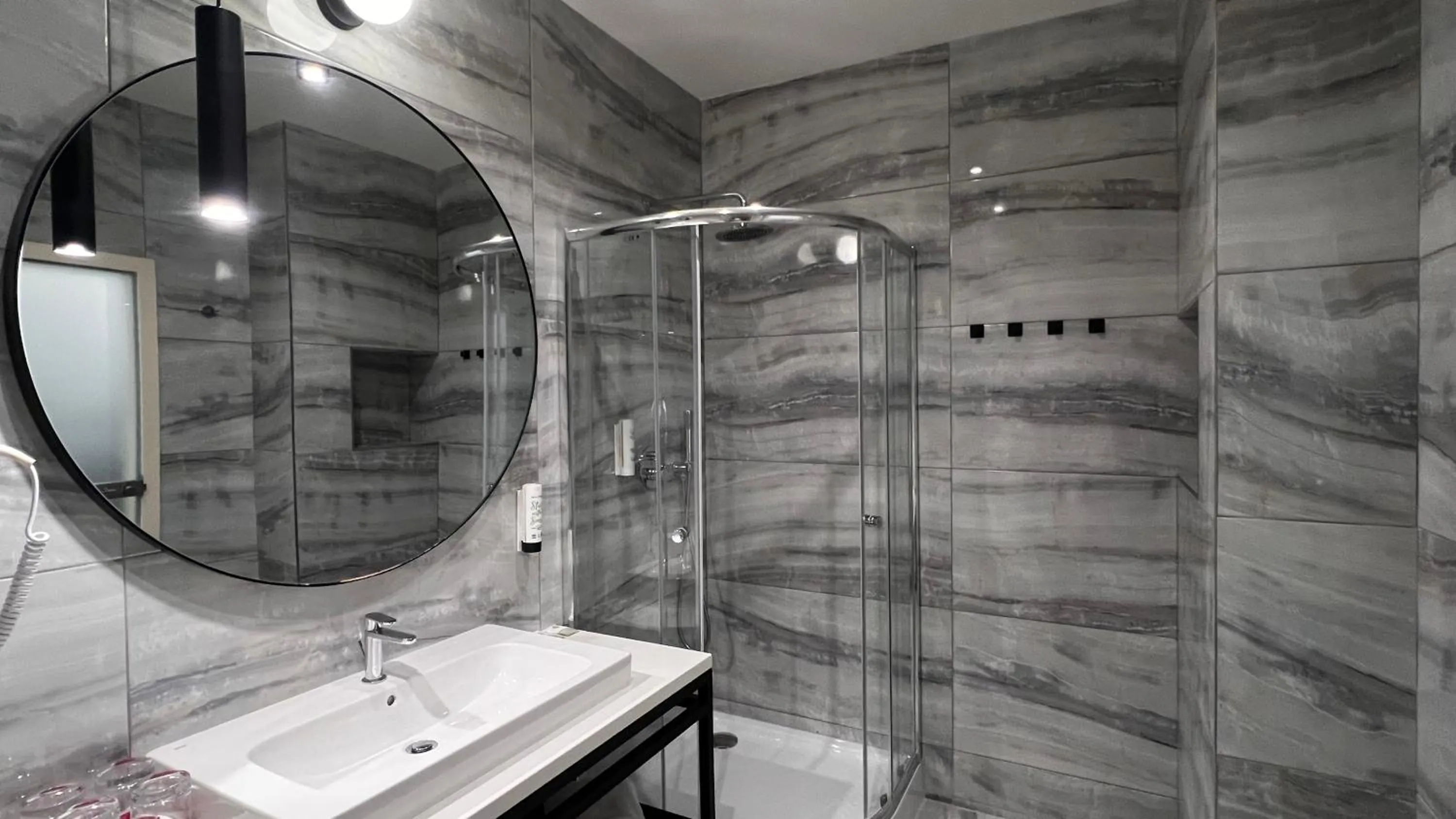 Shower in Hotel Garden Court