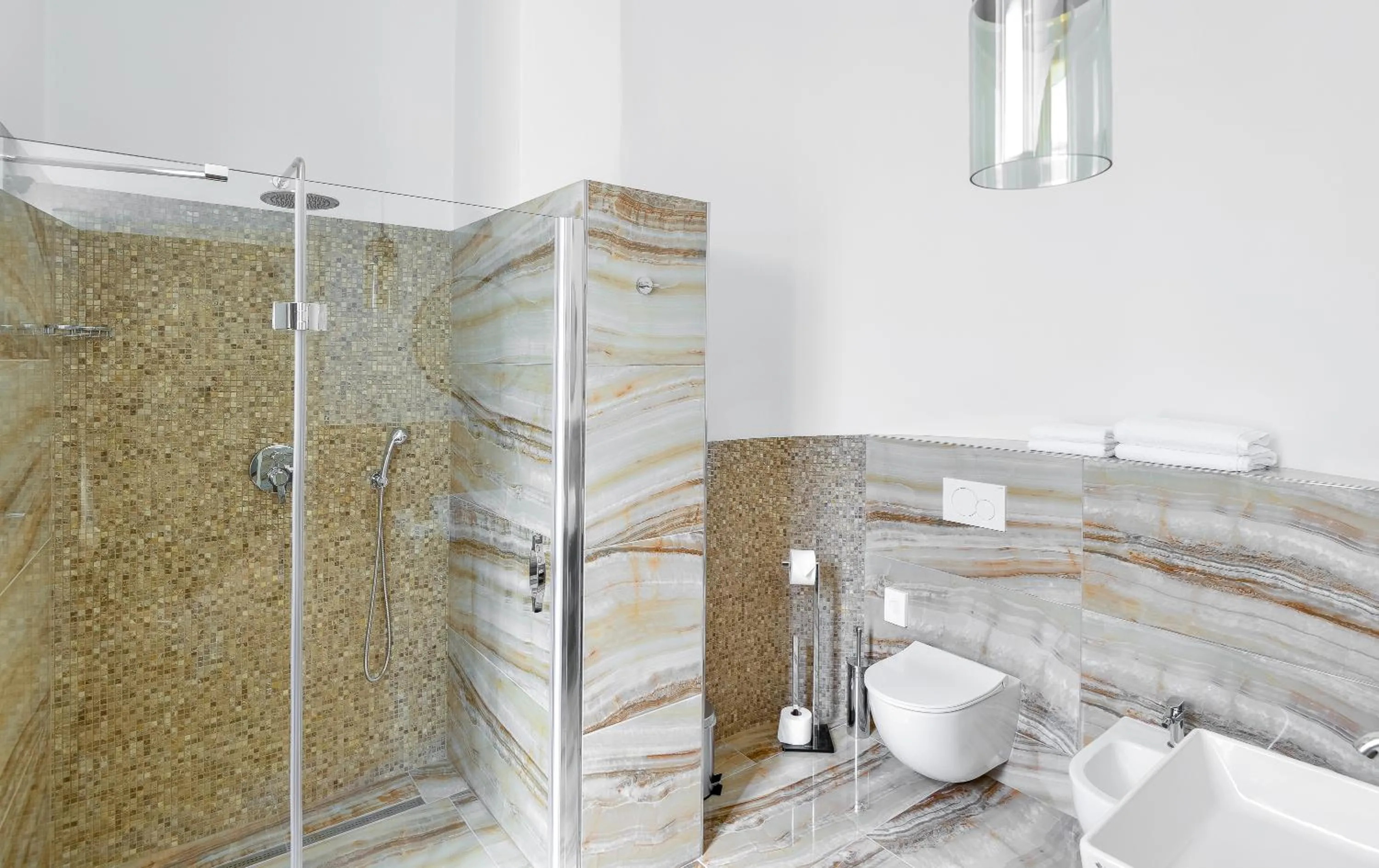 Shower in Hotel Garden Court