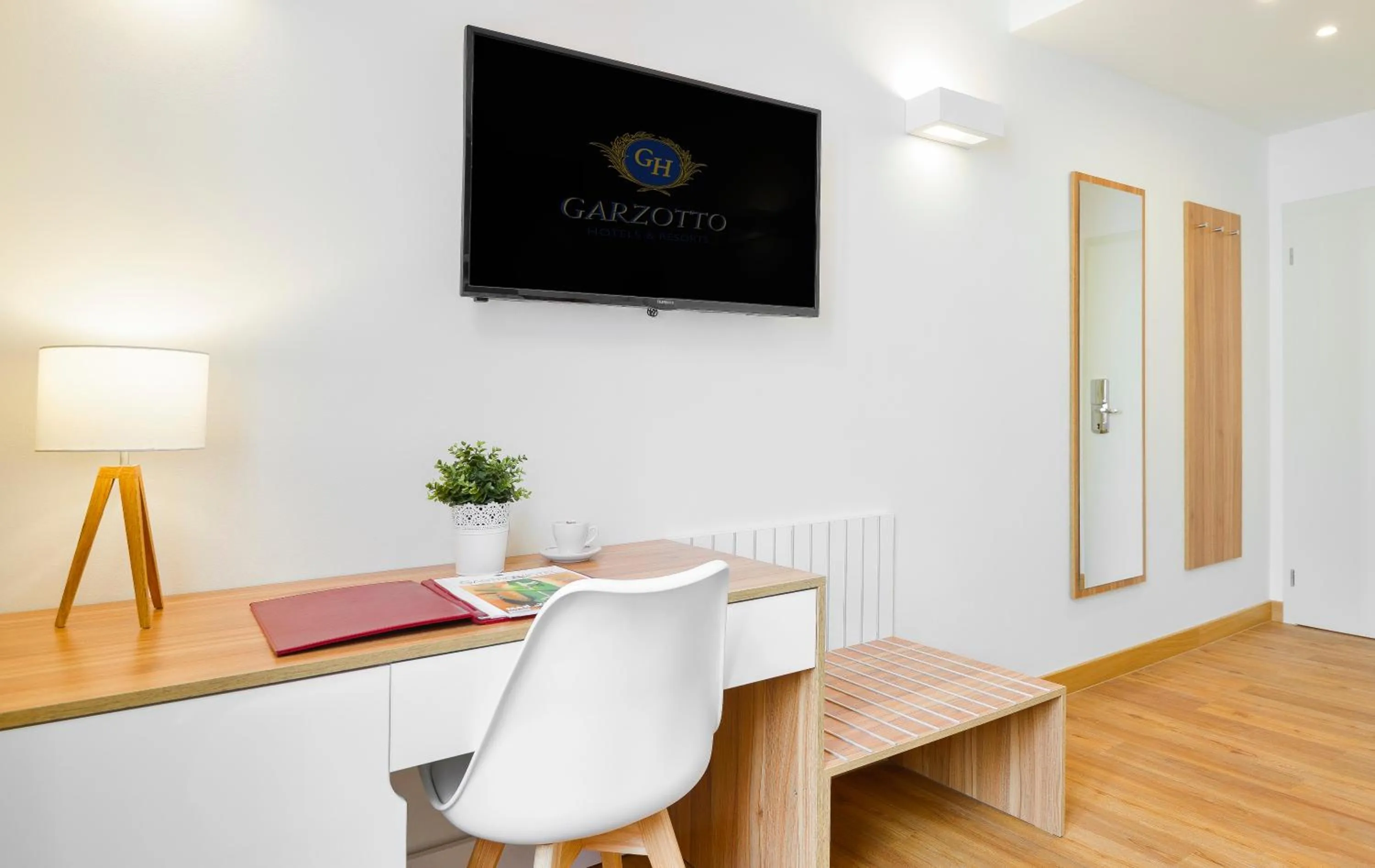 TV and multimedia in Hotel Garden Court