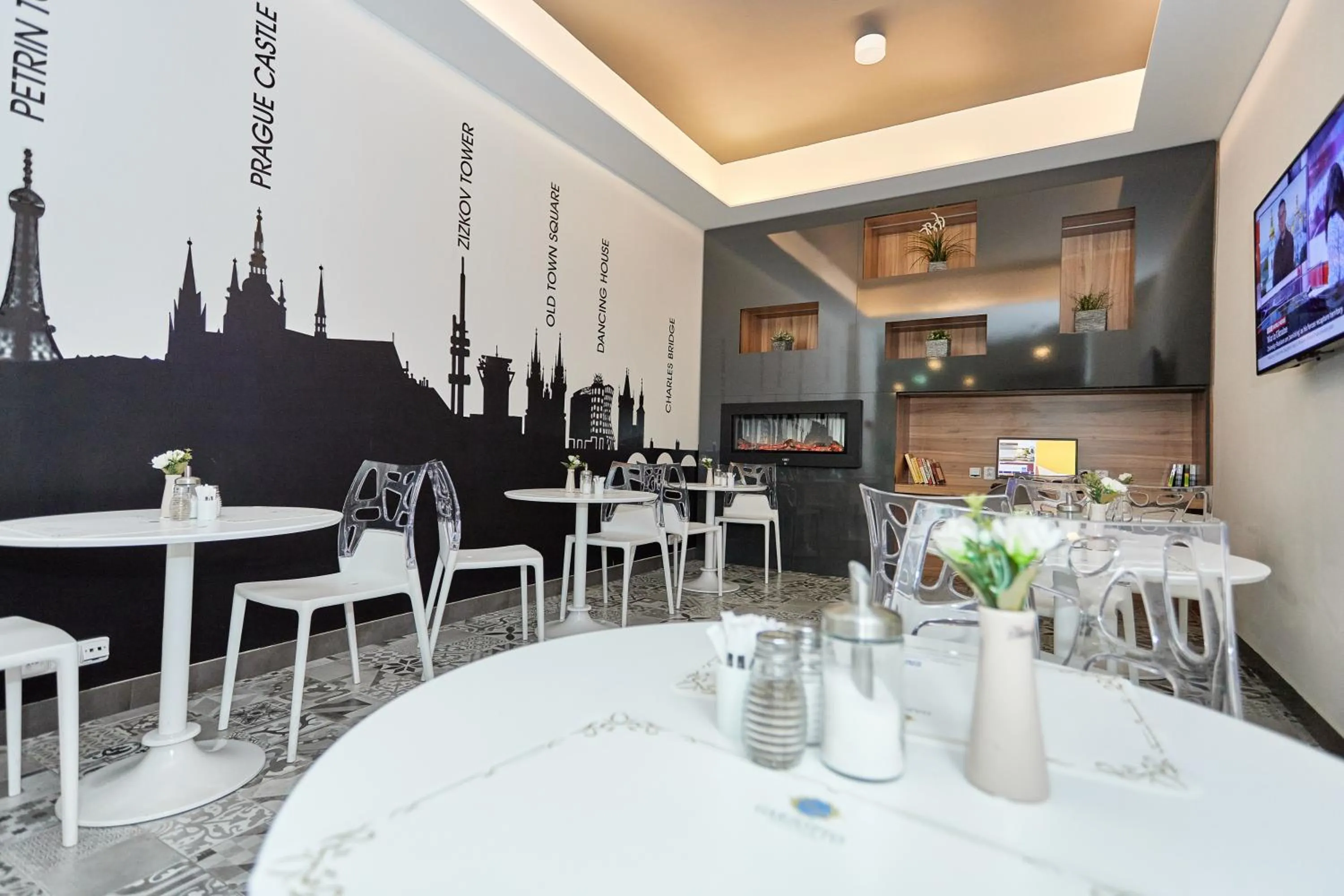 Communal lounge/ TV room in Hotel Garden Court