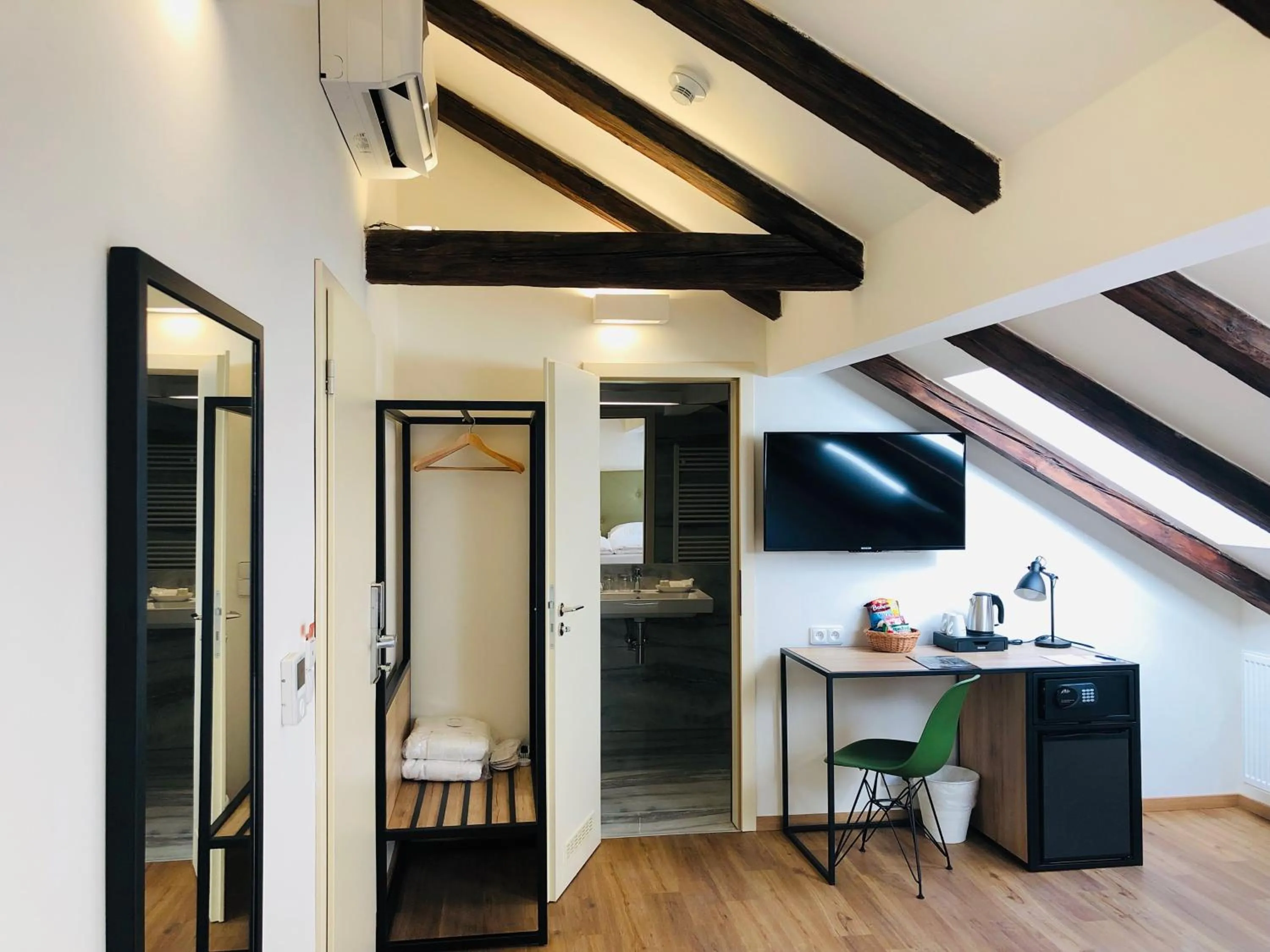 TV and multimedia in Hotel Garden Court