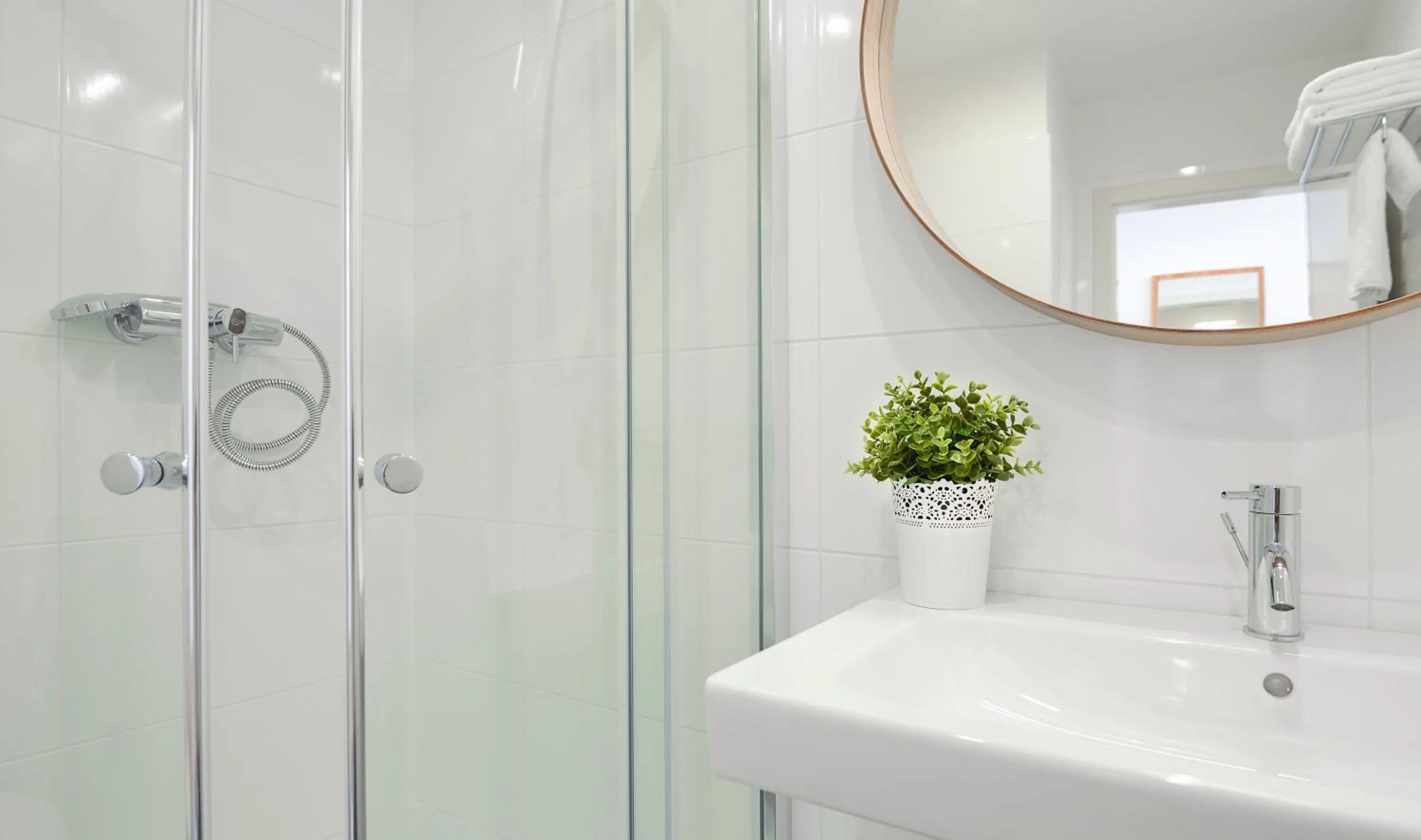 Shower in Hotel Garden Court