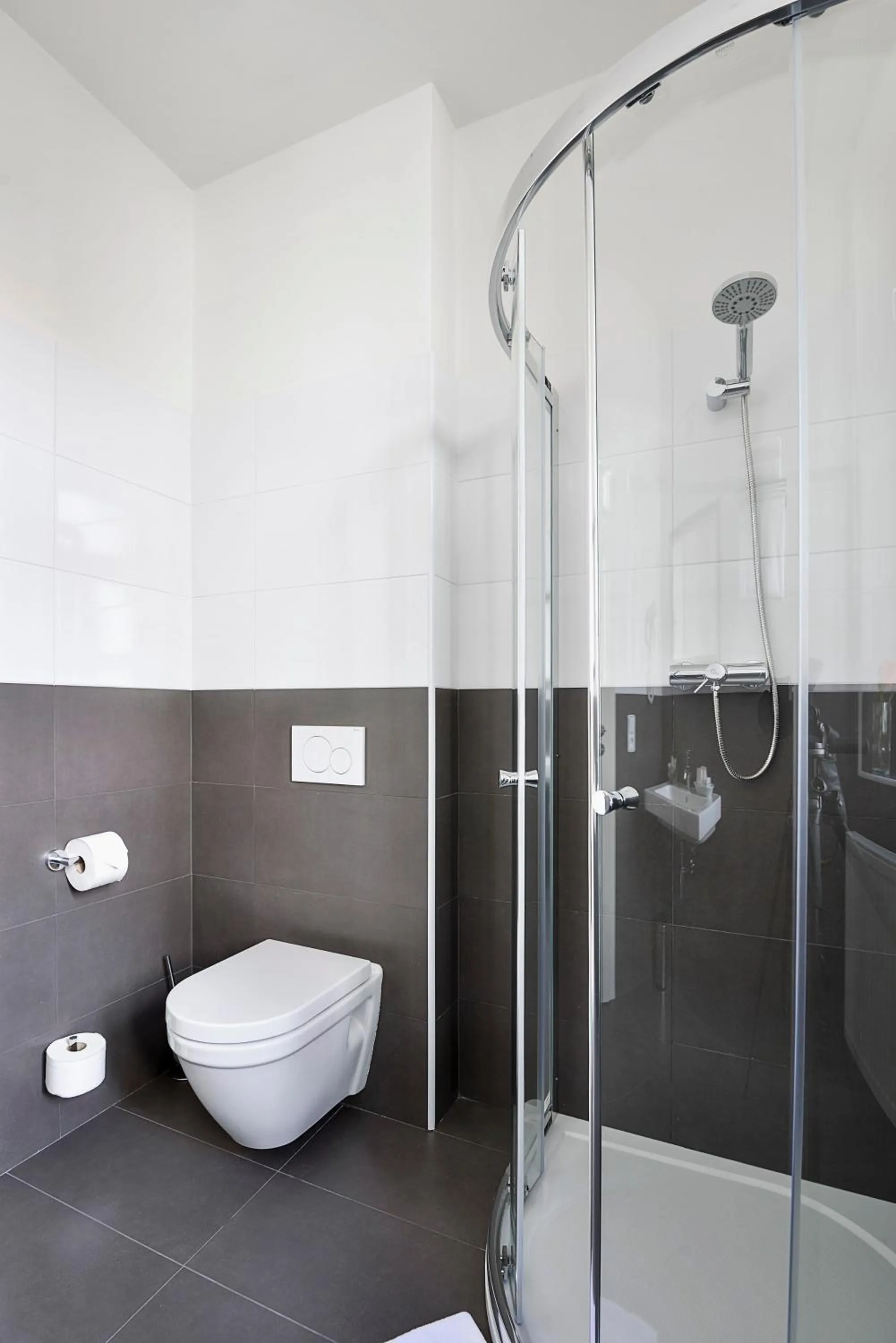 Shower in Hotel Garden Court