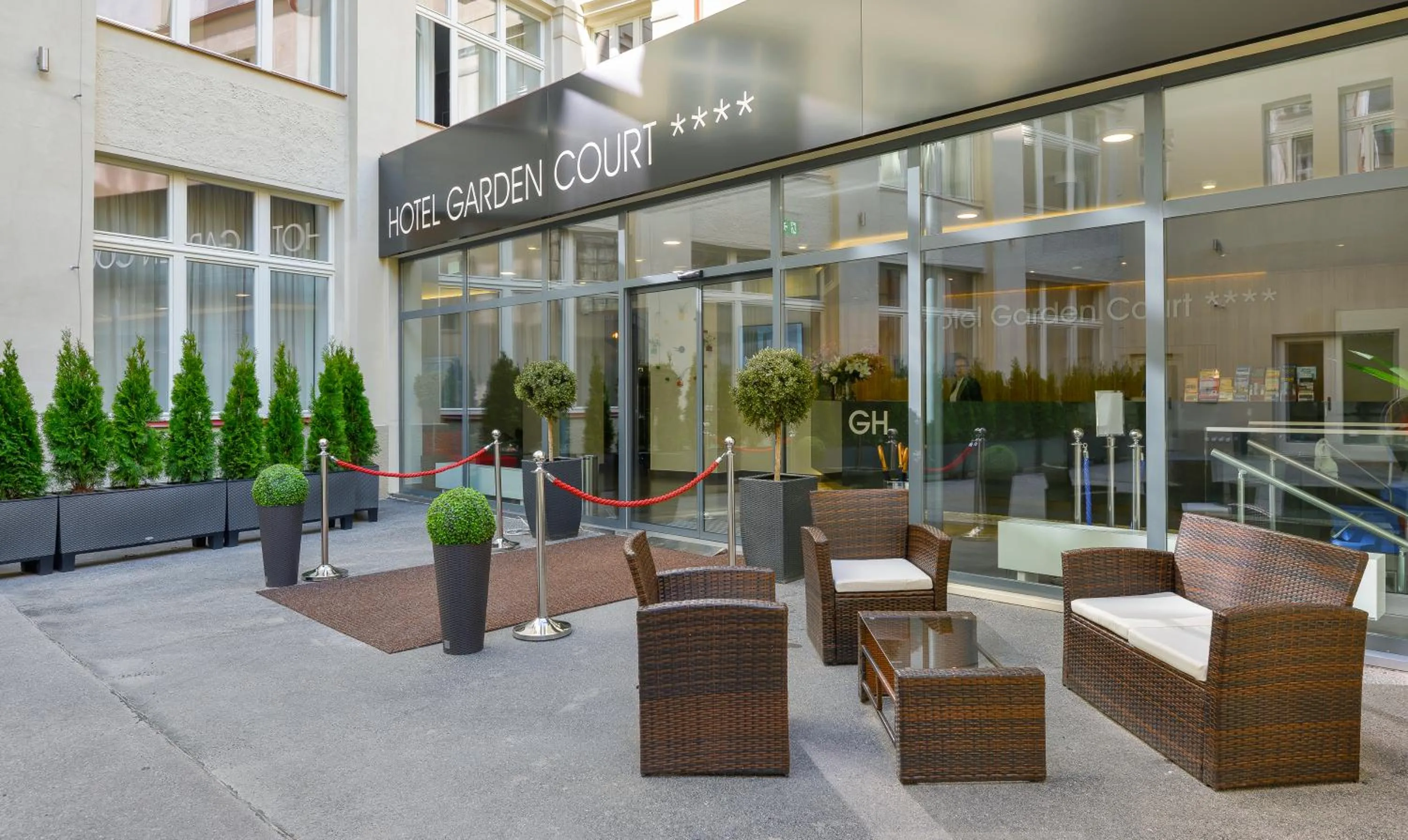 Facade/entrance in Hotel Garden Court