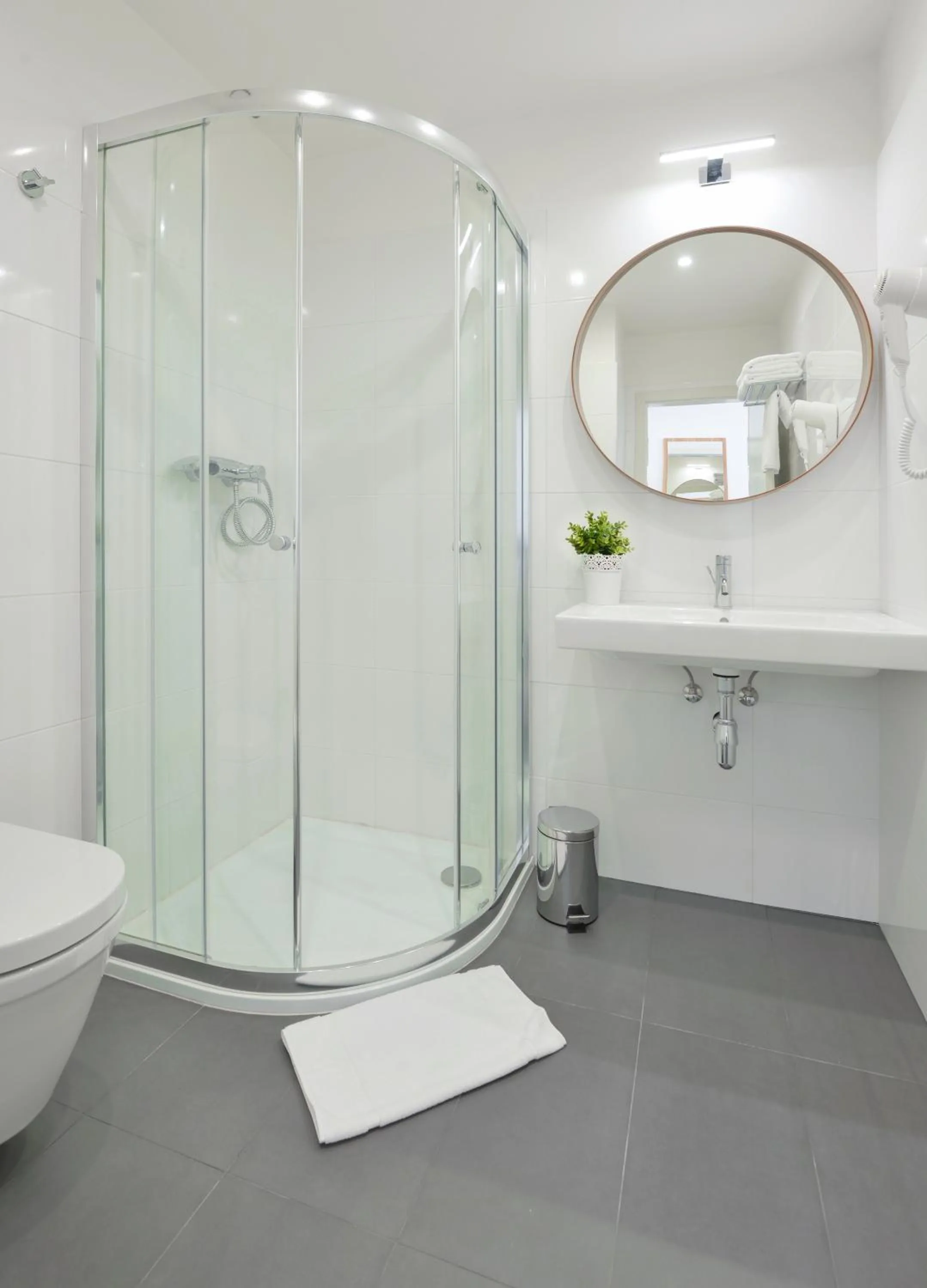 Shower in Hotel Garden Court