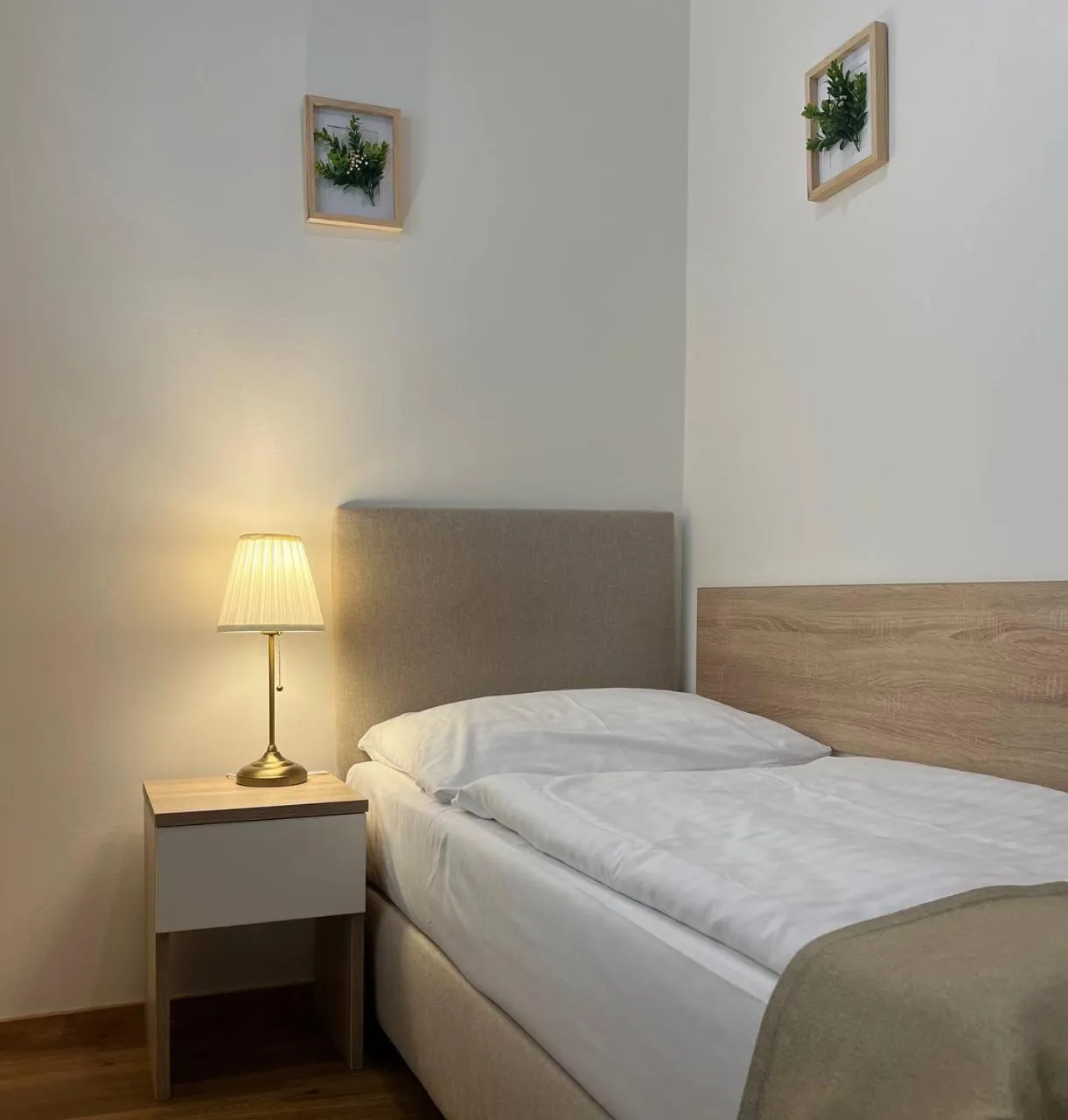 Bed in Hotel Garden Court