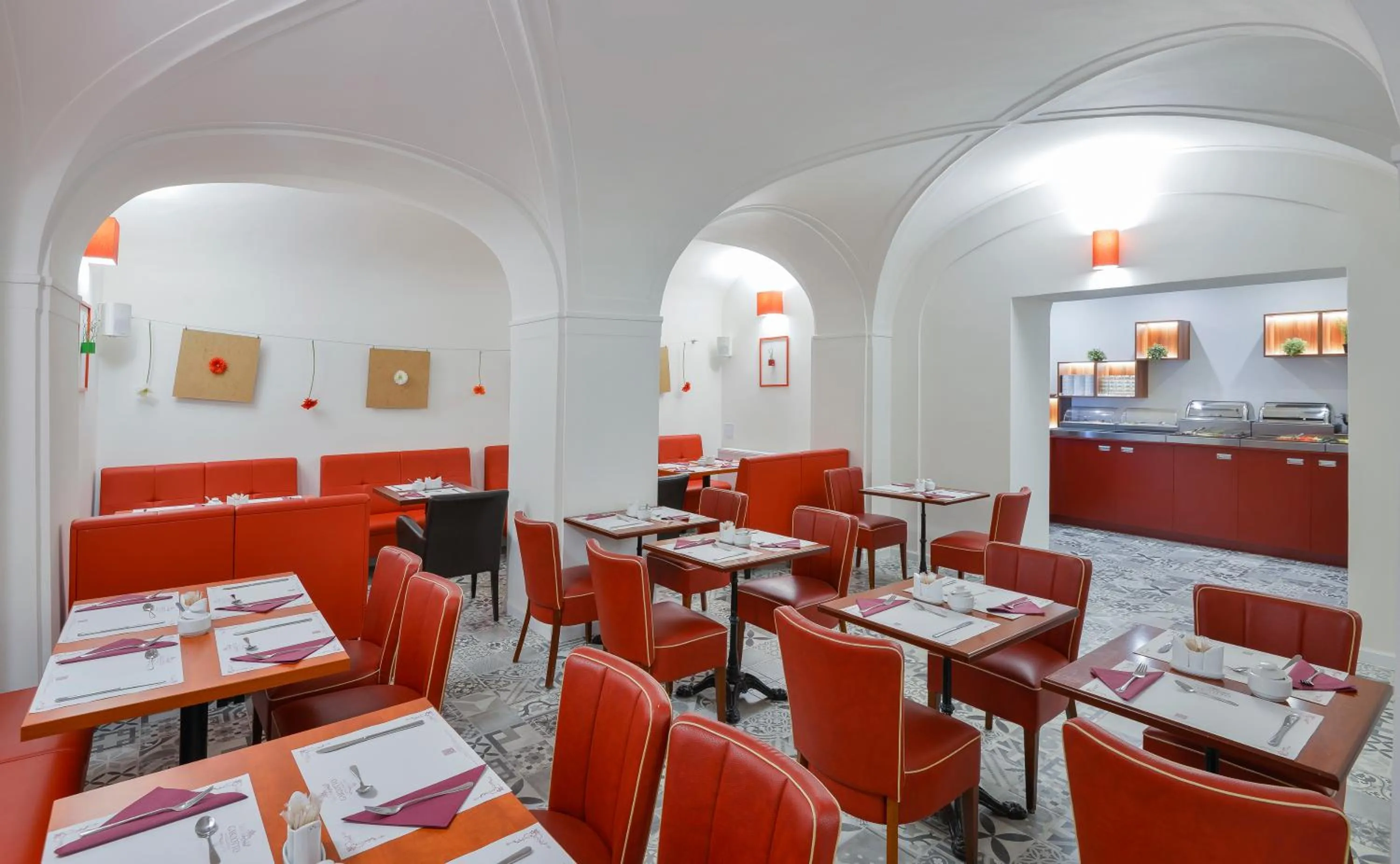 Food and drinks in Hotel Garden Court