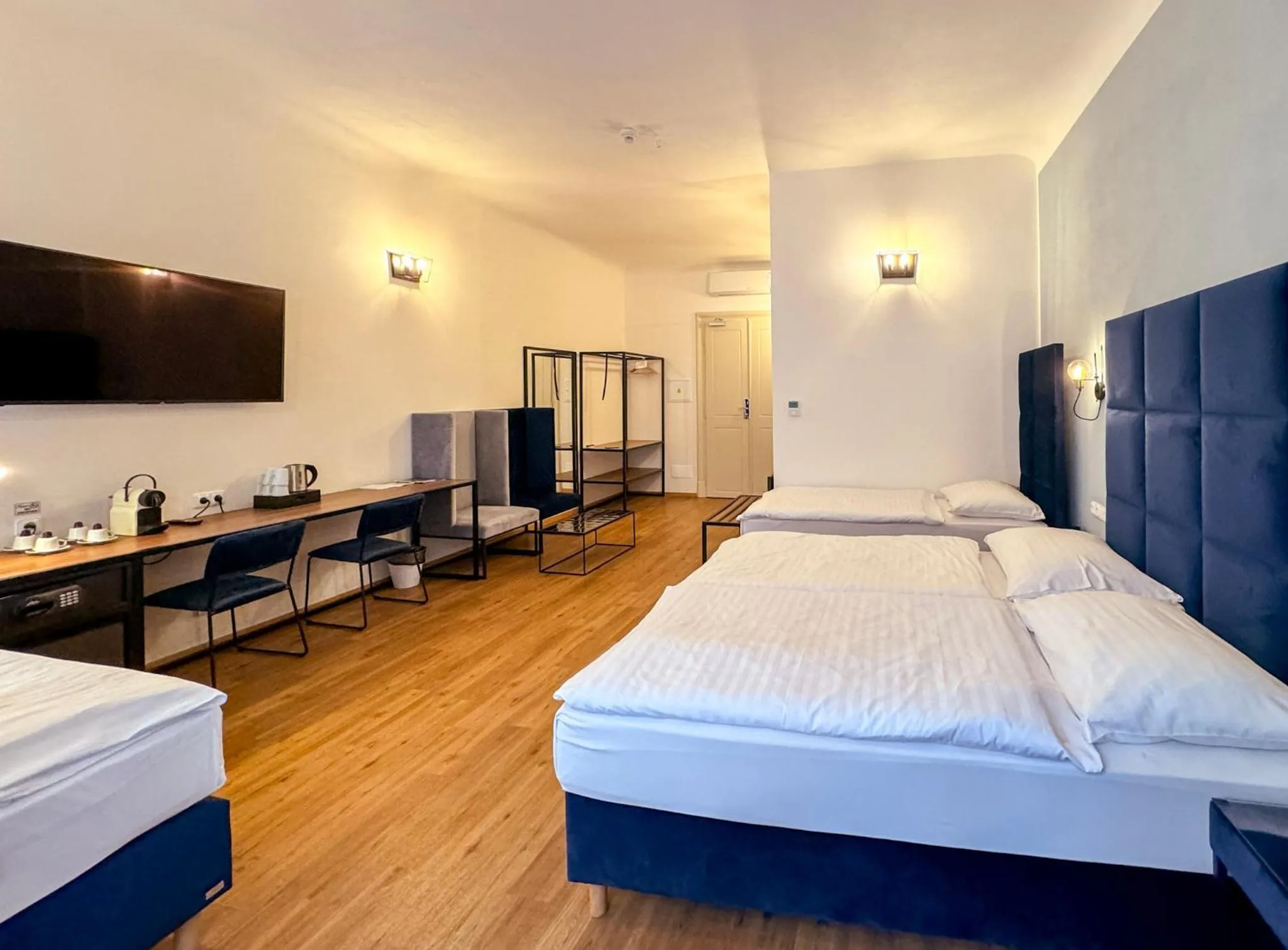 Bed in Hotel Garden Court