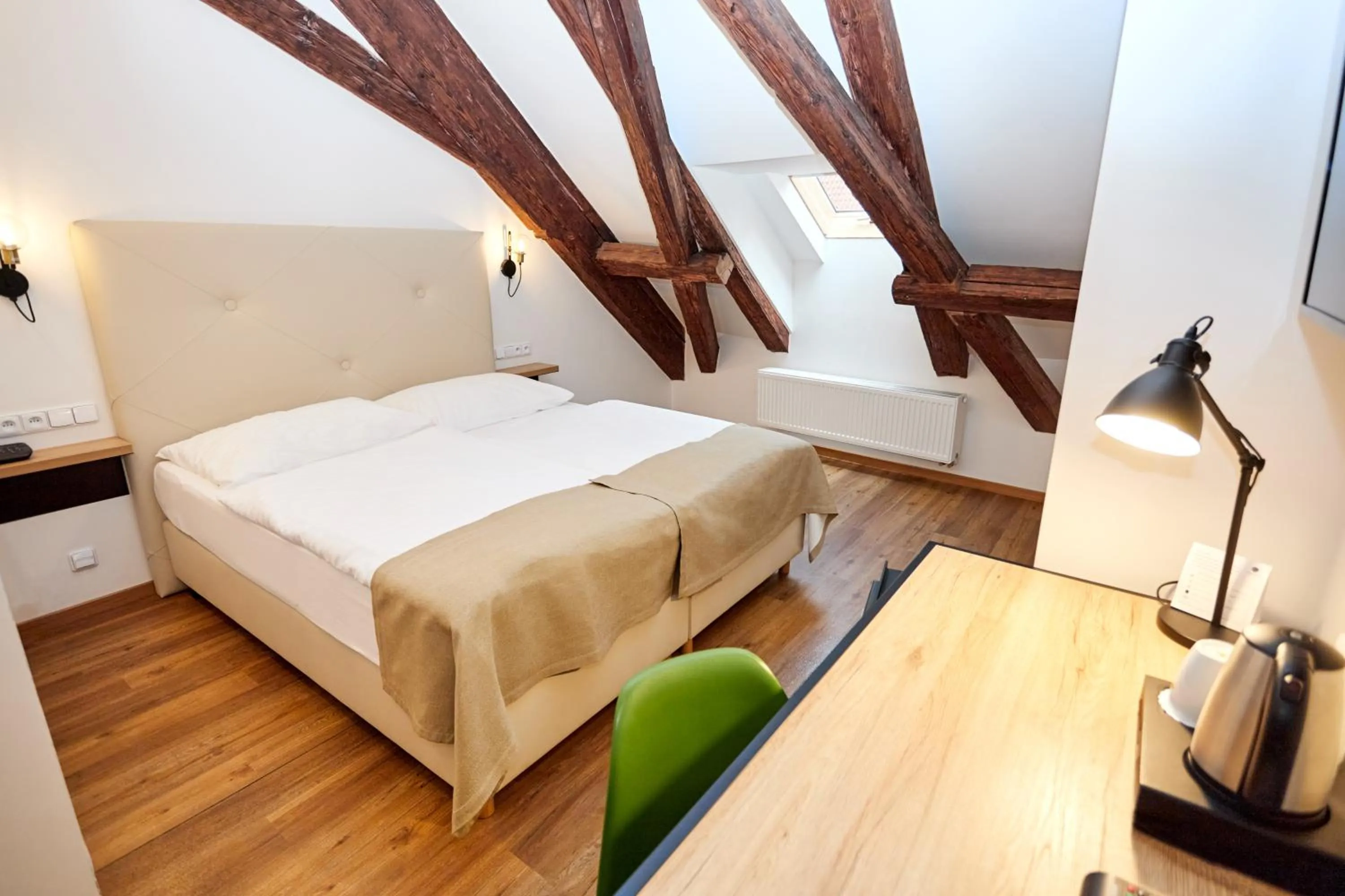 Bed in Hotel Garden Court