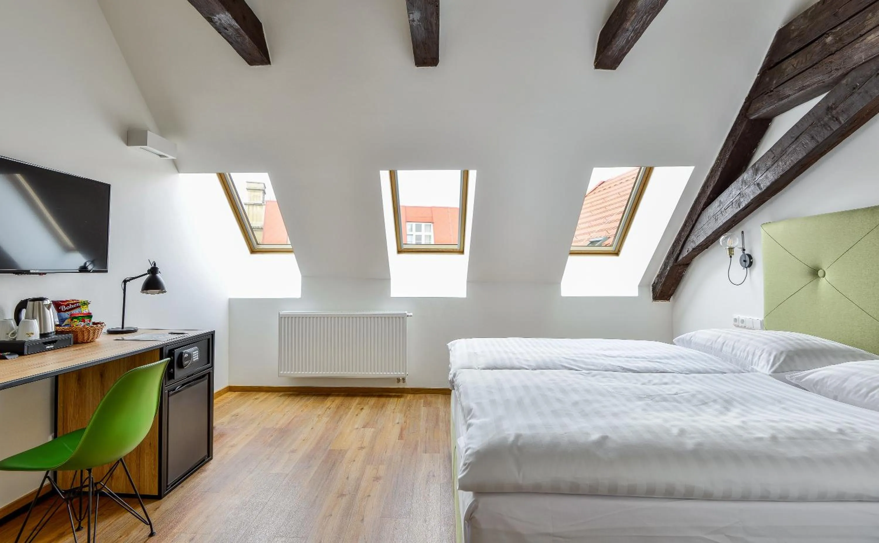 Coffee/tea facilities, Bed in Hotel Garden Court