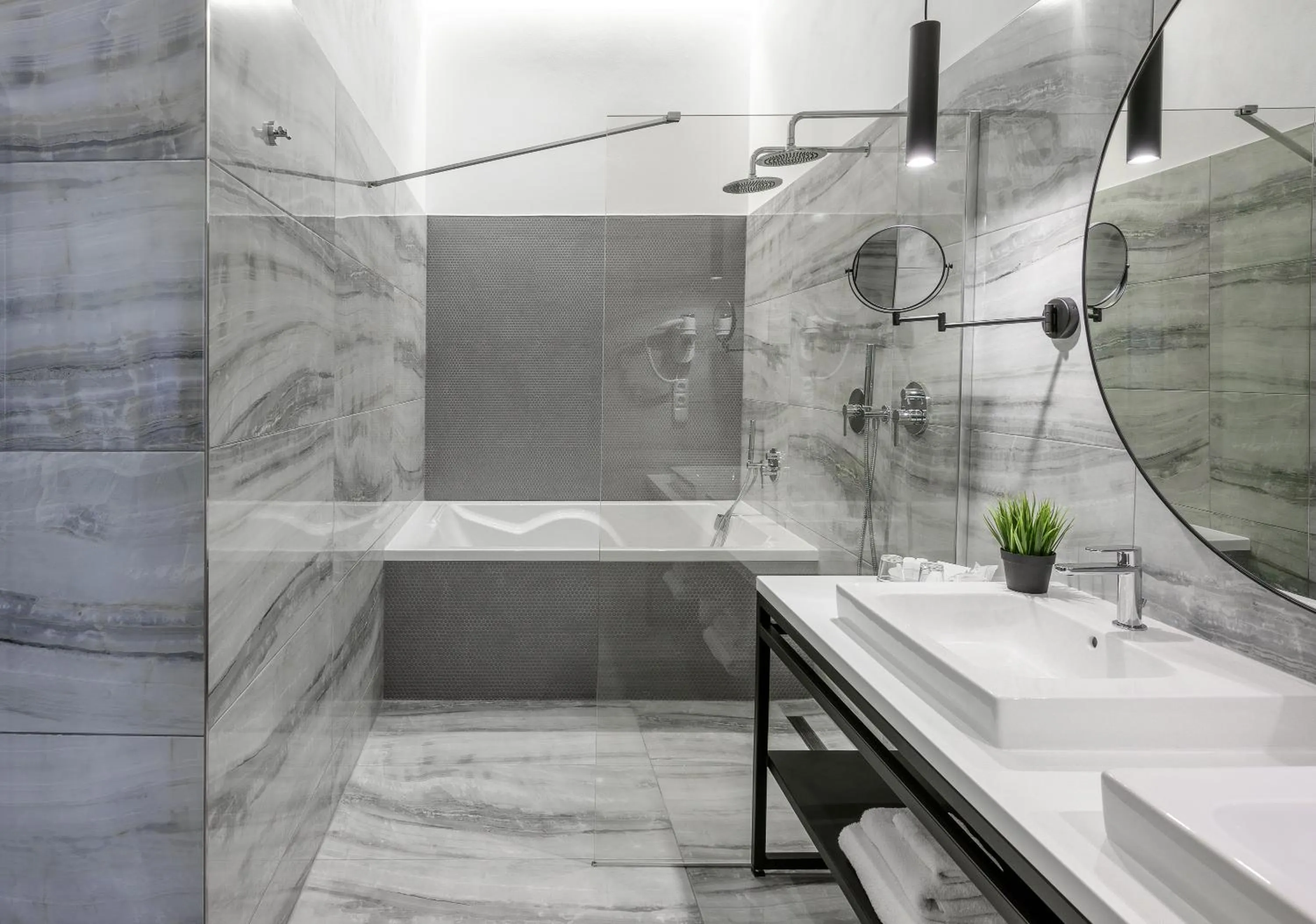 Shower in Hotel Garden Court