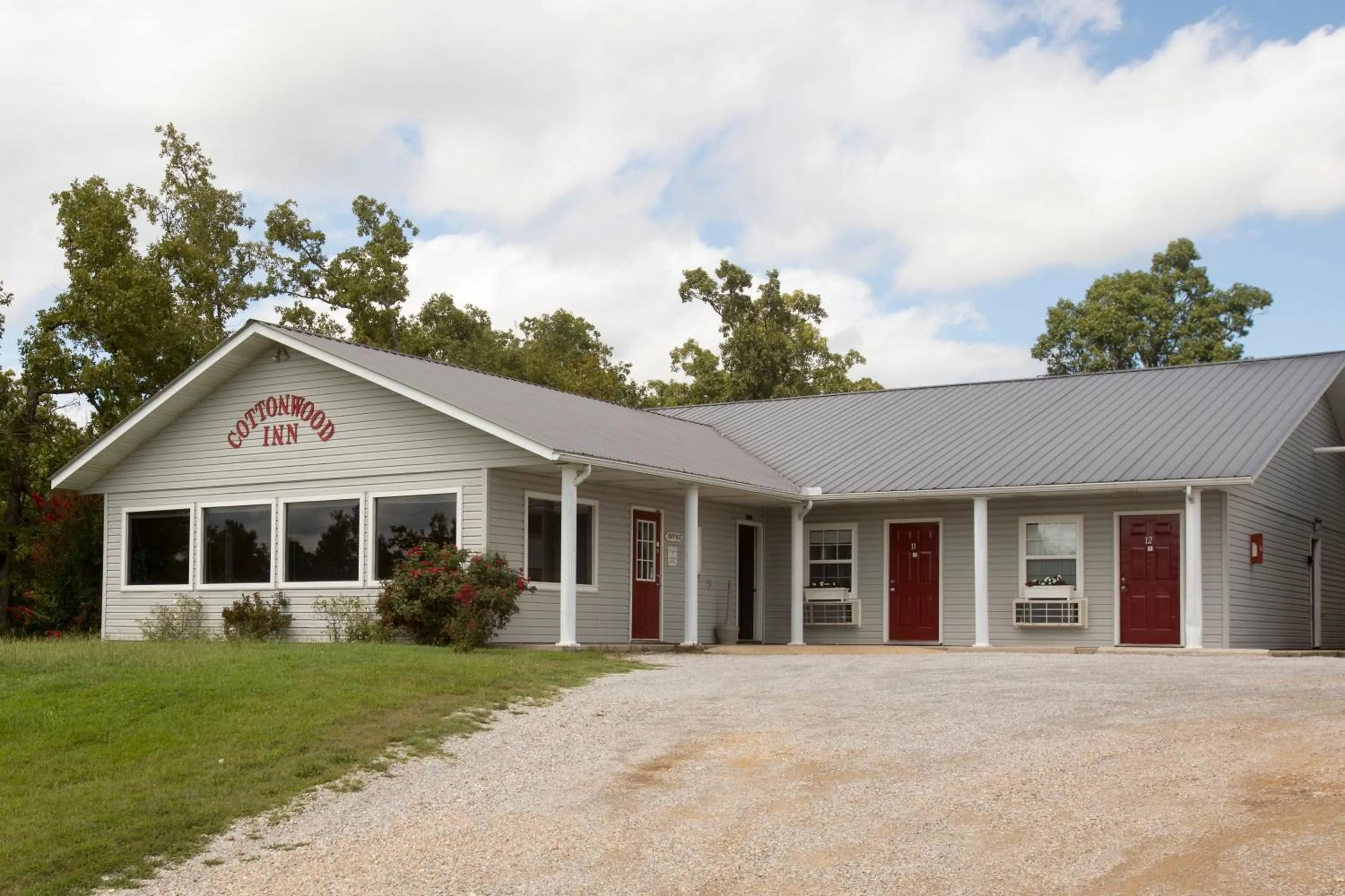 Facade/entrance in Cottonwood Inn