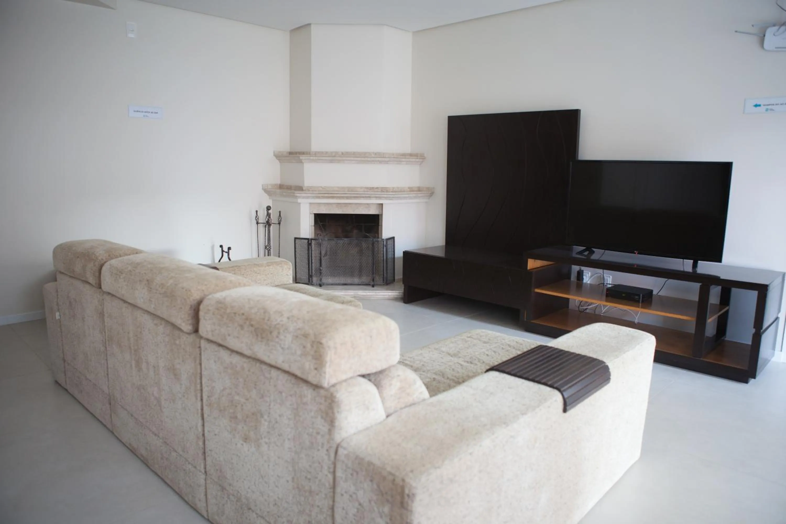 Communal lounge/ TV room in Pousada Vista da Barra