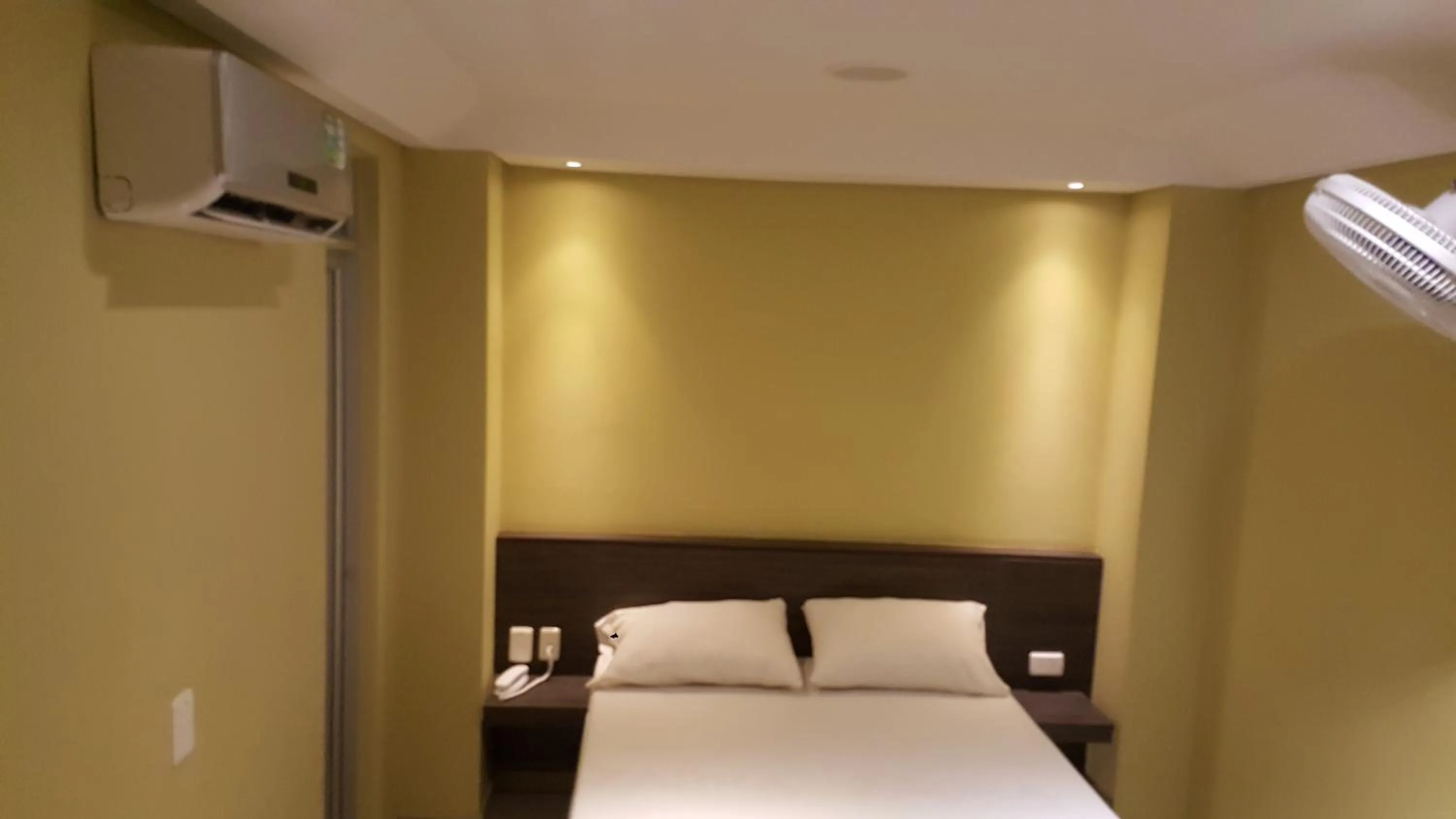 Staff, Bed in Hotel 56 Avenue Plaza