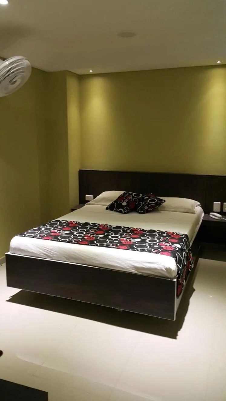 Staff, Bed in Hotel 56 Avenue Plaza