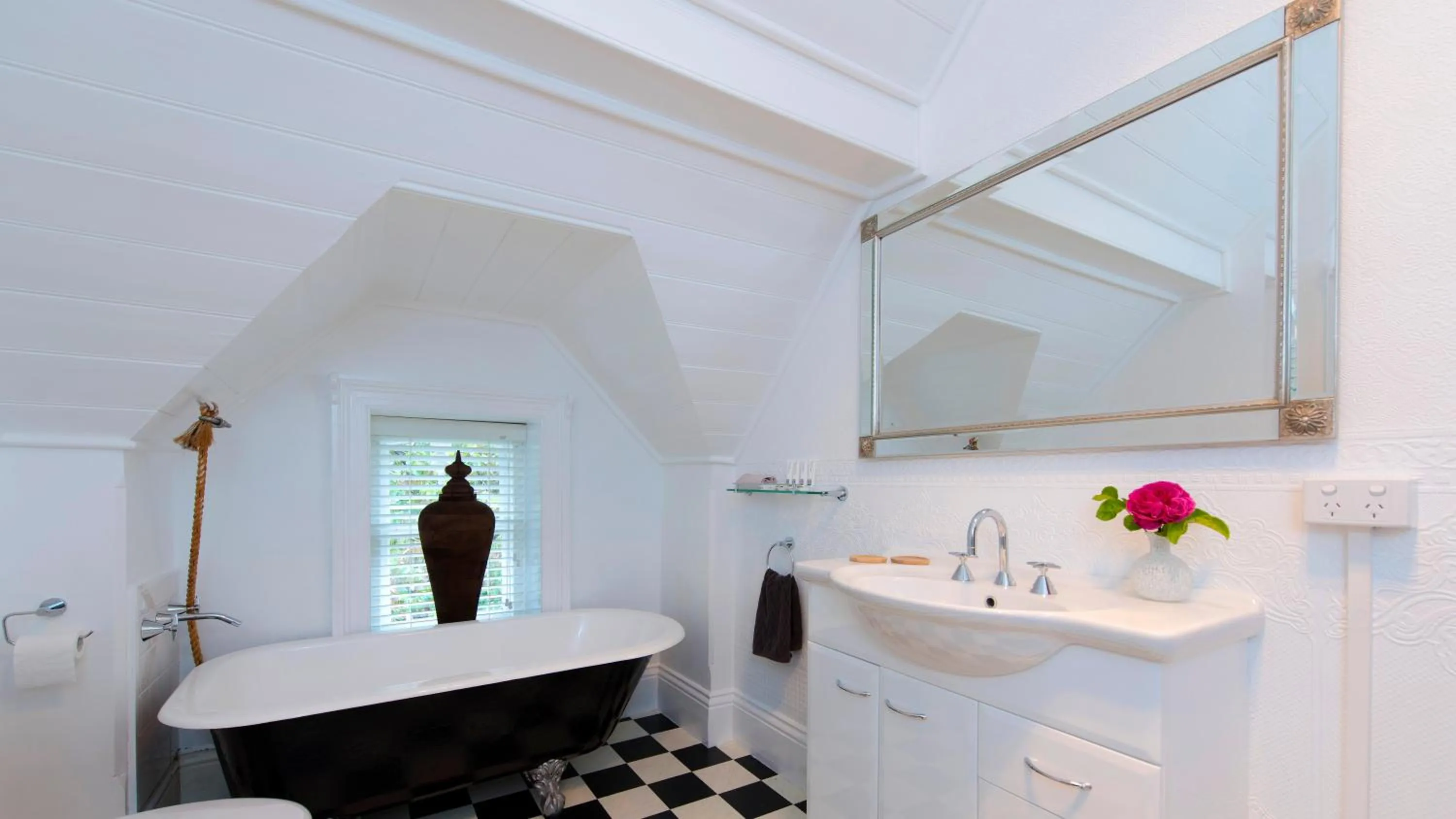 Bathroom in Arcoona Manor