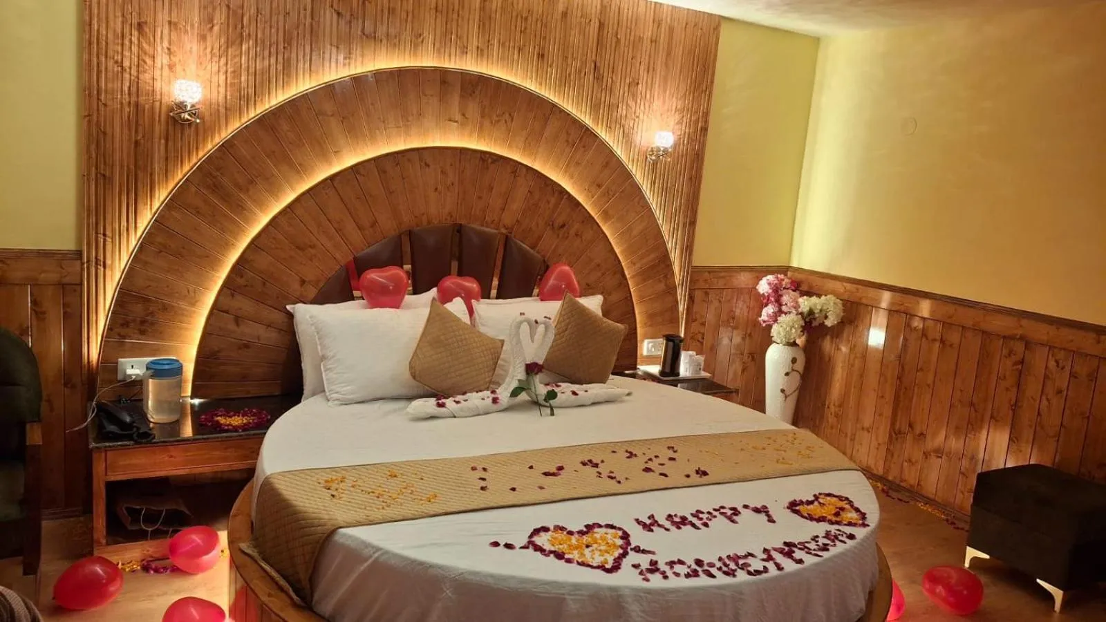 Bed in Hotel Glacier Resort