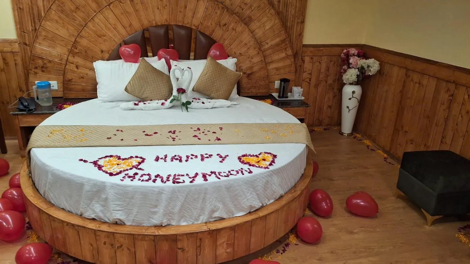 Bed in Hotel Glacier Resort