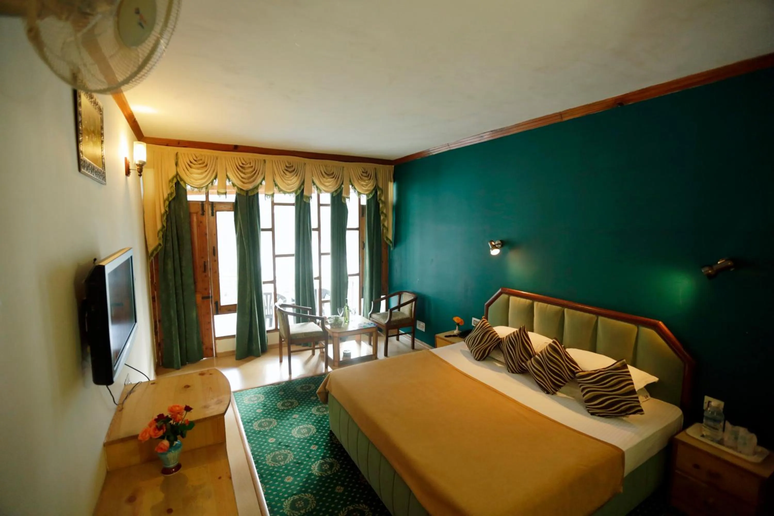 Bed in Hotel Glacier Resort