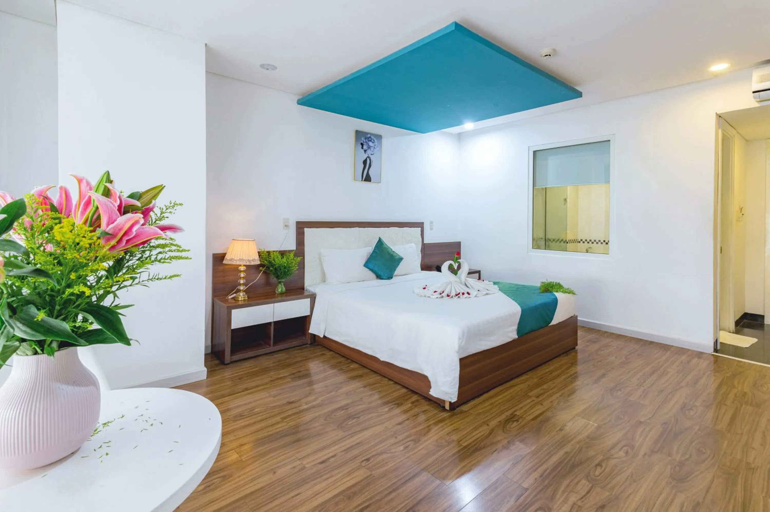 Toilet, Bed in Rich Hotel