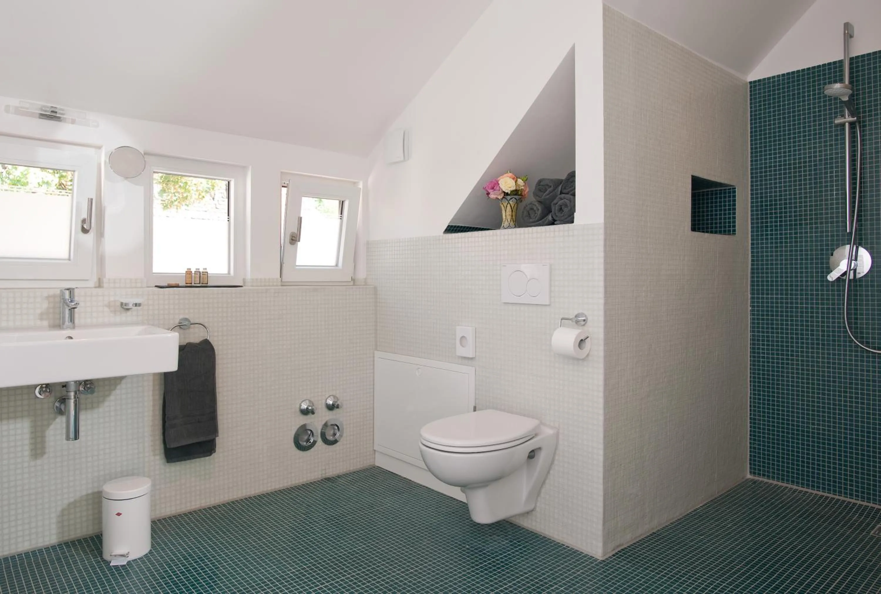 Shower in 1463 Apartmenthaus