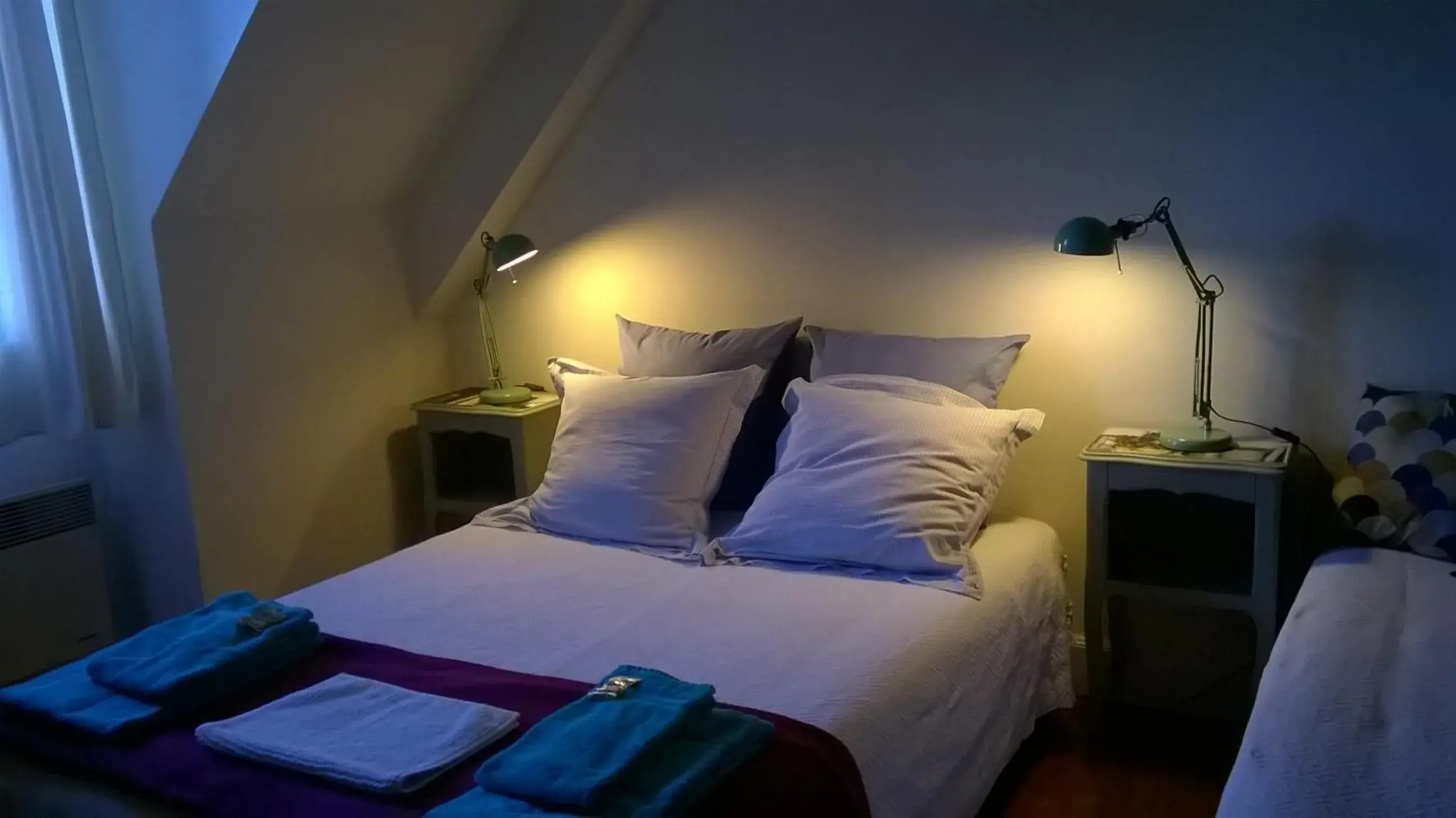 Triple Room with Shower - single occupancy in La Ferme de la Fosse Dionne Triple Room with Shower - single occupancy in La Ferme de la Fosse Dionne