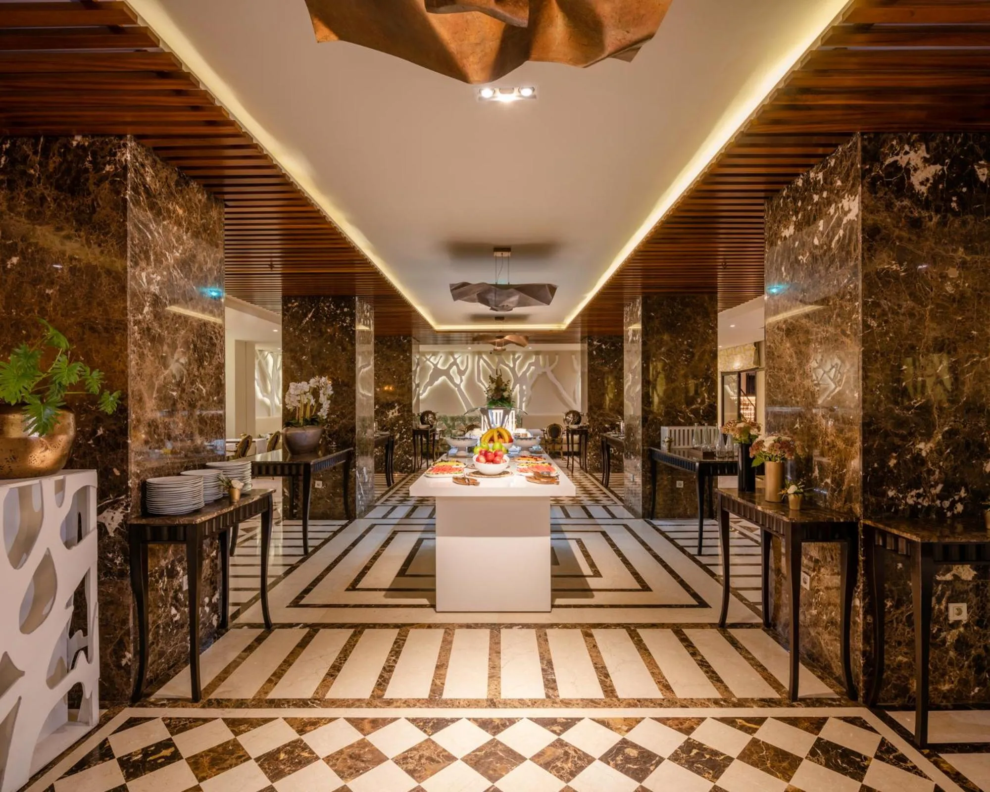 Restaurant/places to eat in Le Casablanca Hotel