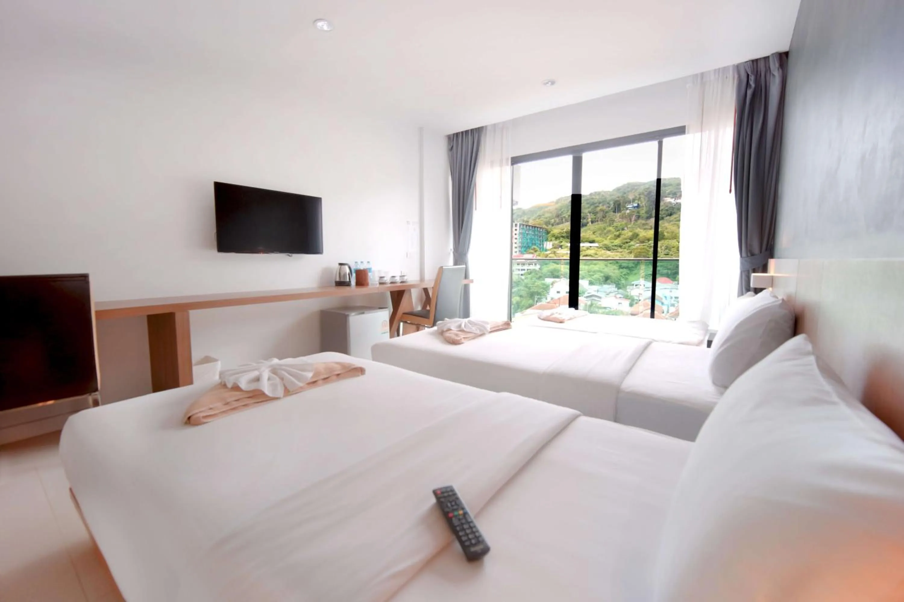 Photo of the whole room, Bed in Phoenix Grand Patong