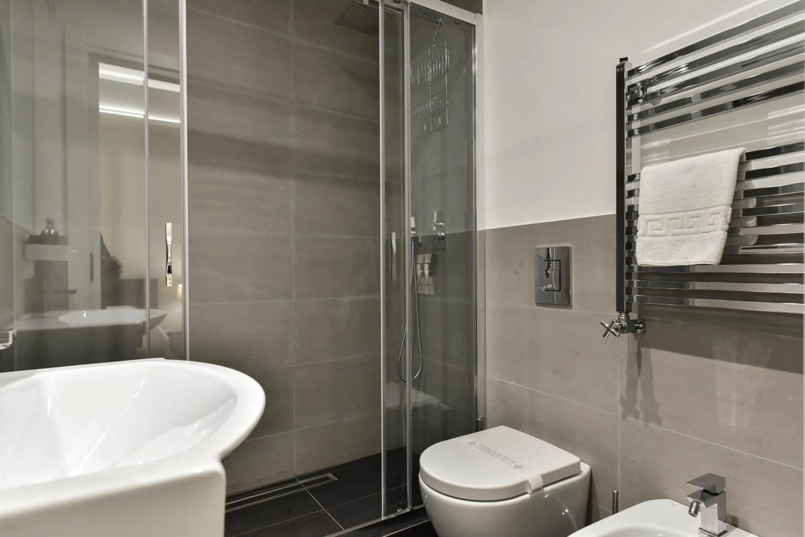Shower in Campo de' Fiori Brand New Apartment