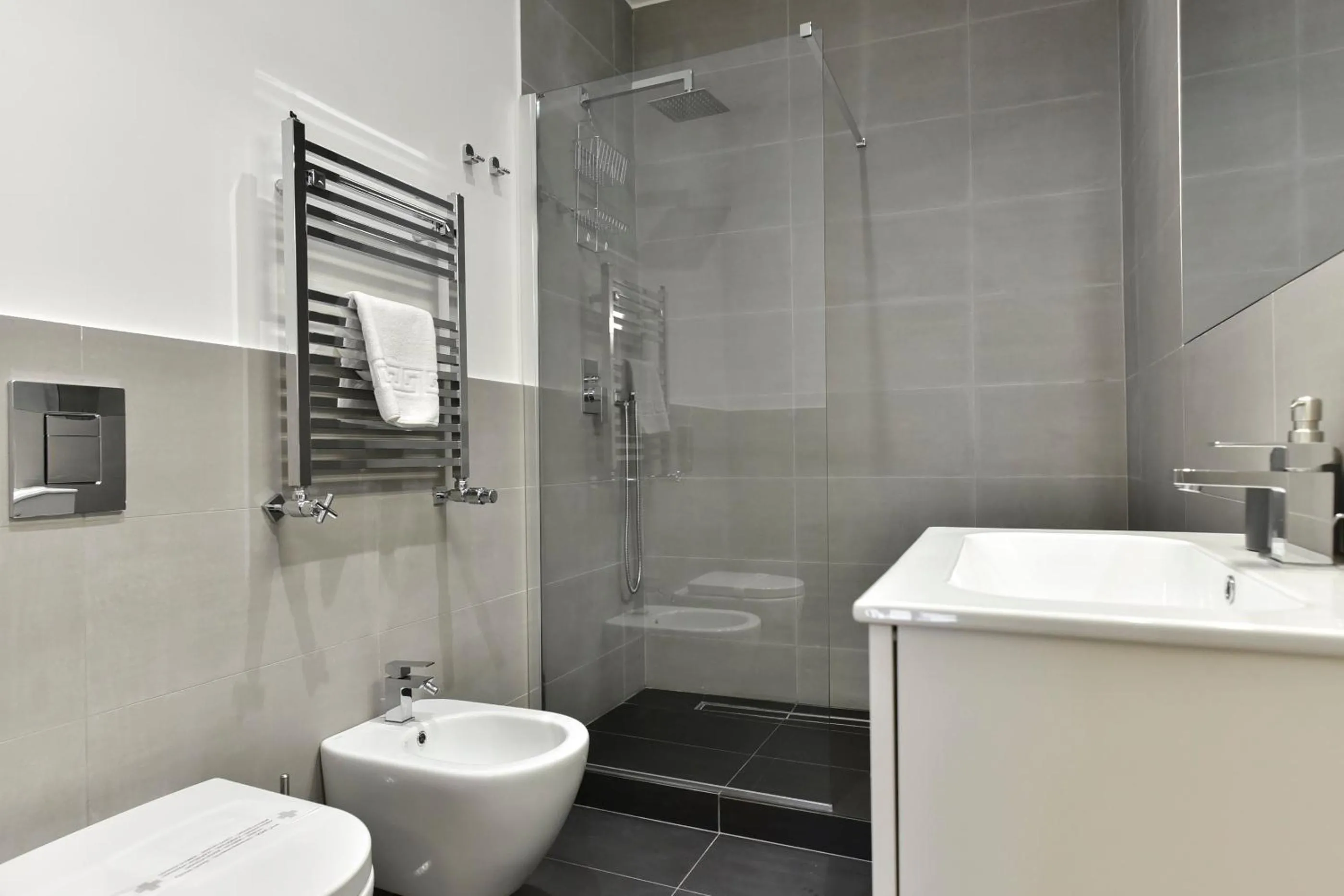 Shower in Campo de' Fiori Brand New Apartment