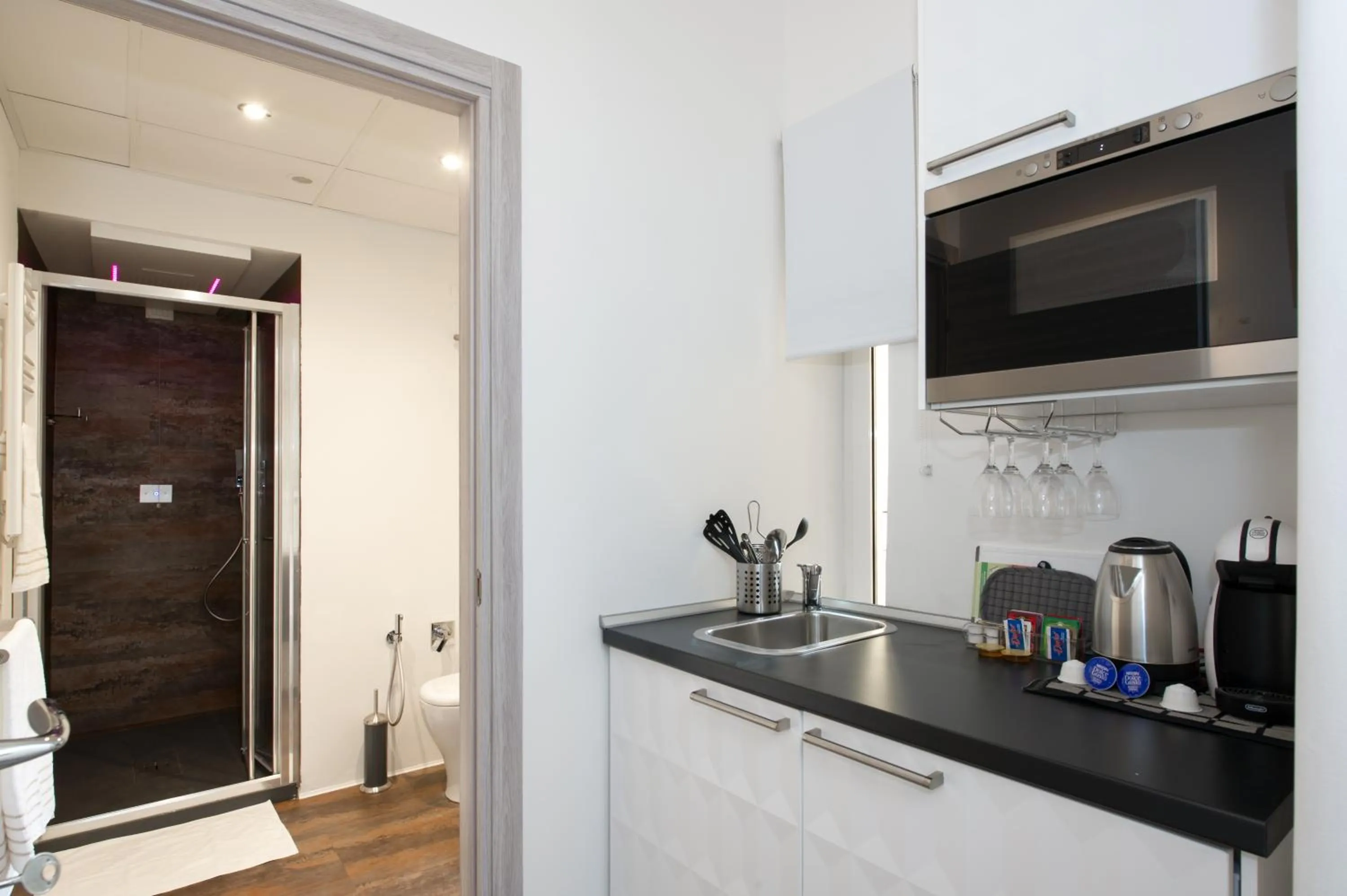 Shower in Brunelleschi Holidays Hostel