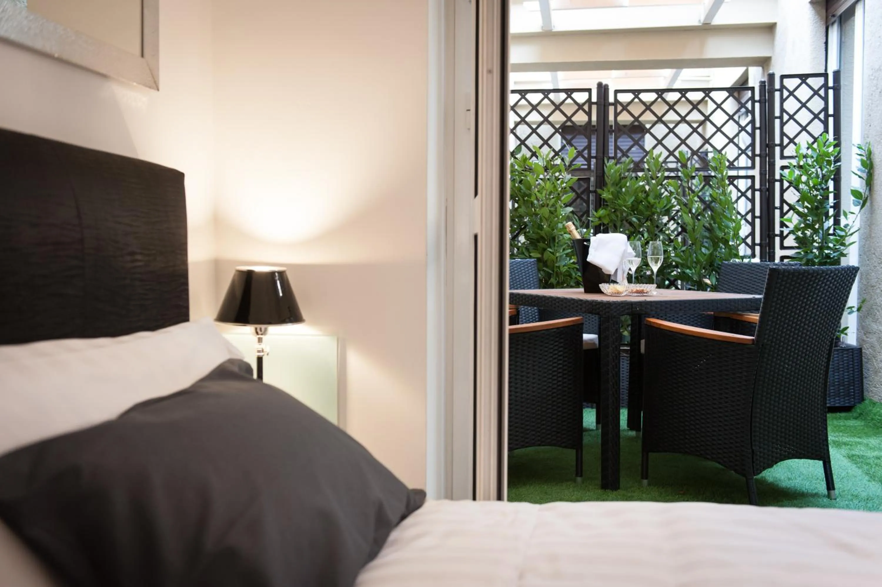 Patio, Bed in Brunelleschi Holidays Hostel