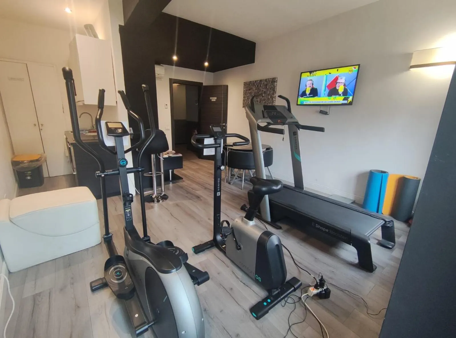 Communal lounge/ TV room in Brunelleschi Holidays Hostel