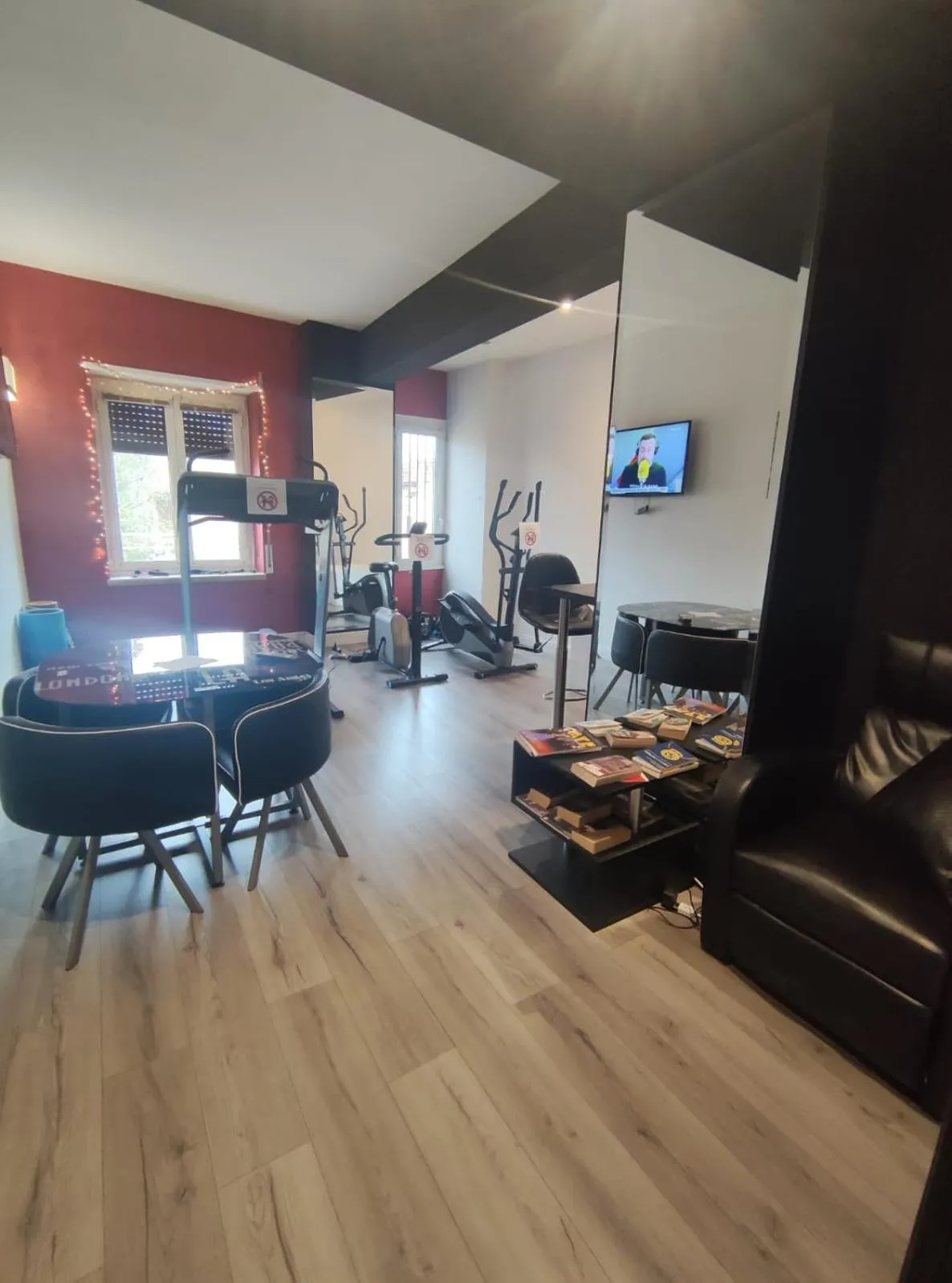 Communal lounge/ TV room in Brunelleschi Holidays Hostel