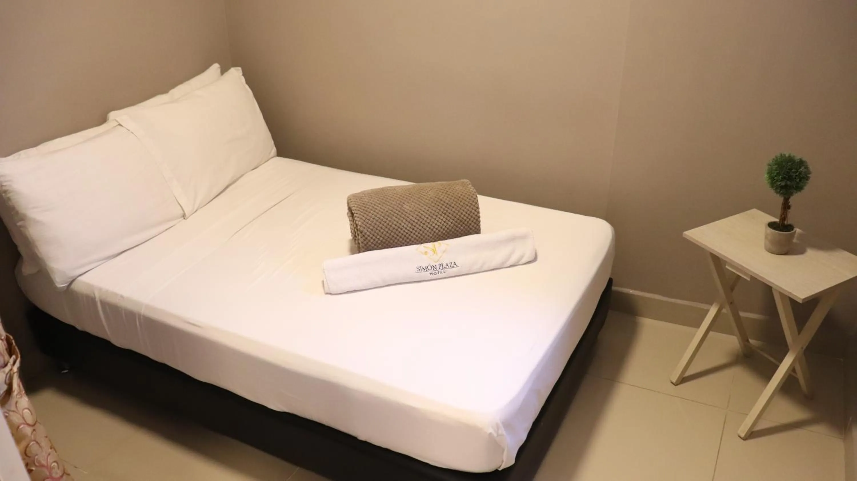 Bed in Hotel Simón Plaza