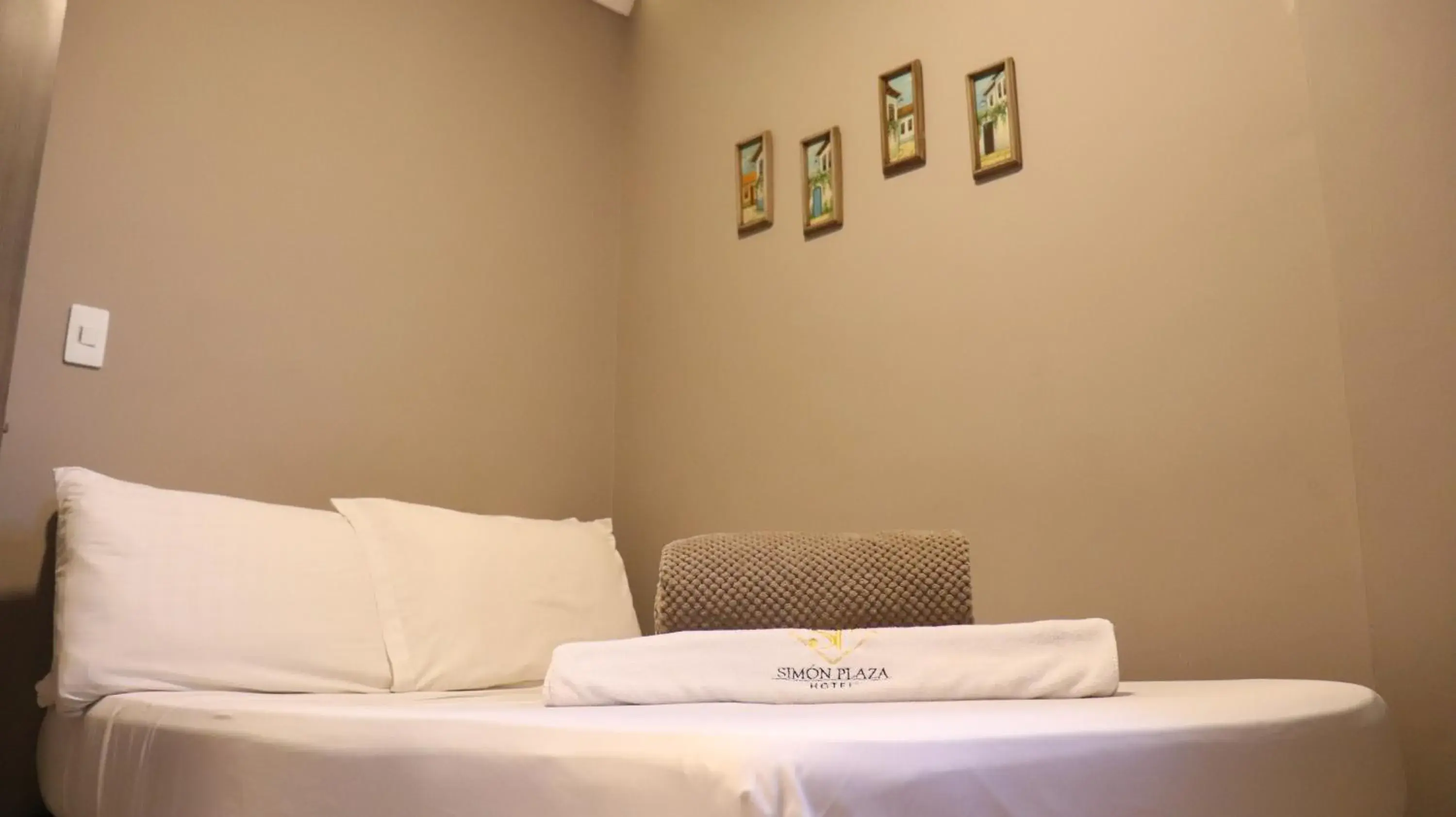 Budget Single Room in Hotel Simón Plaza Budget Single Room in Hotel Simón Plaza