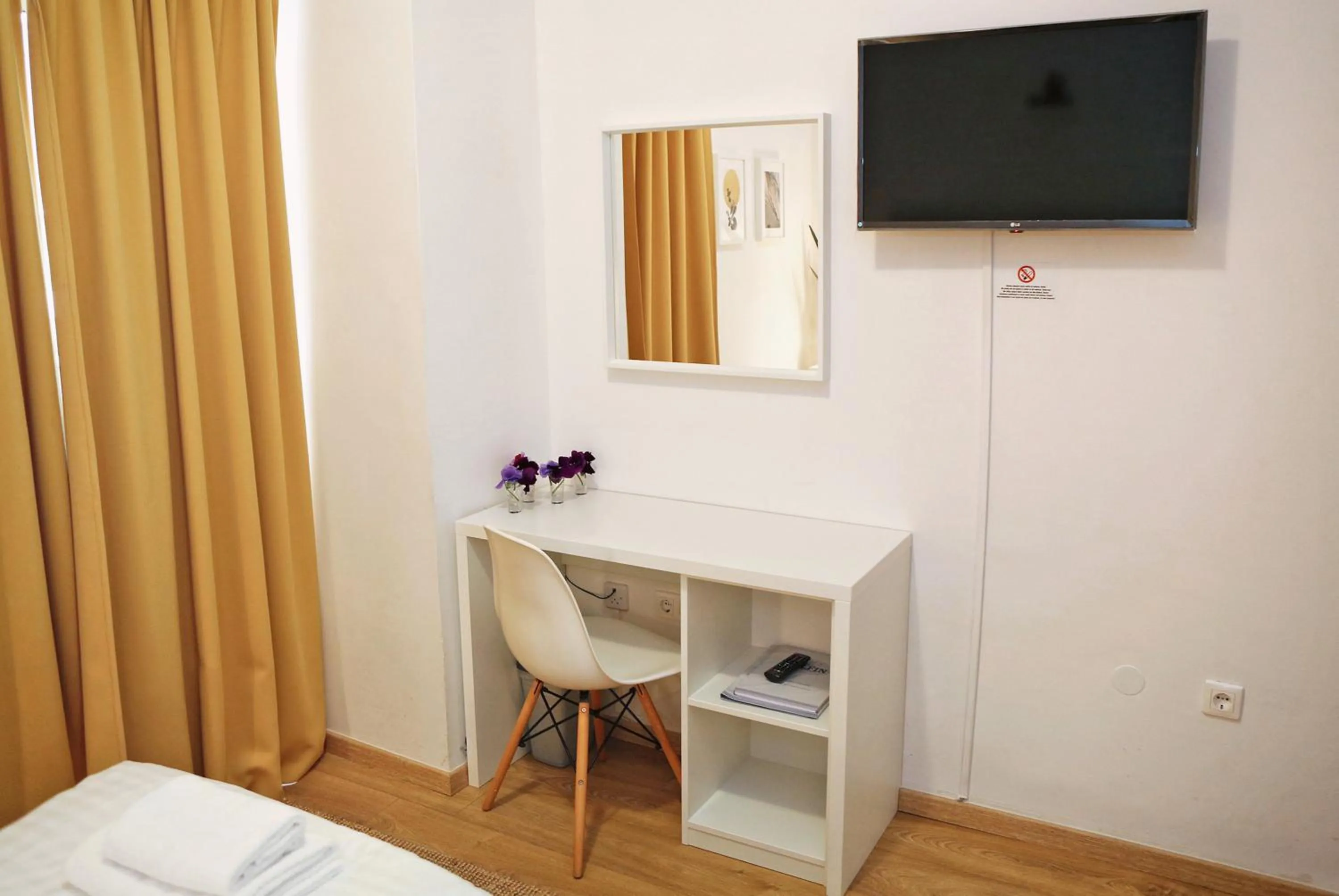 TV and multimedia, Bed in Hotel Delfin