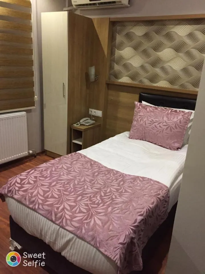 Bedroom in Göznur Otel