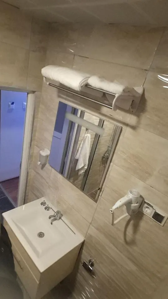 Bathroom in Göznur Otel