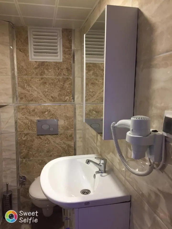 Bathroom in Göznur Otel