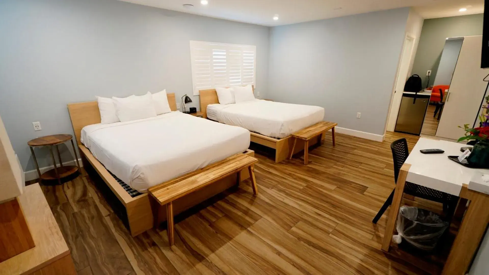 Queen Room with Two Queen Beds in El Royale Gardens Near Universal Studios Queen Room with Two Queen Beds in El Royale Gardens Near Universal Studios