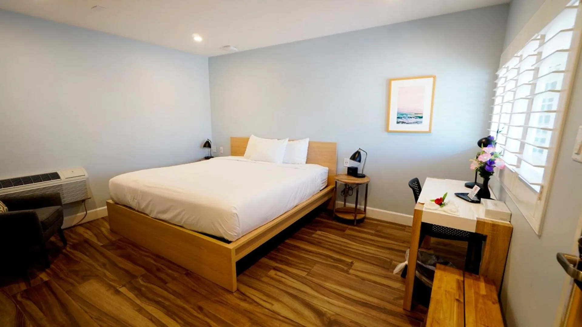 Deluxe King Room in El Royale Gardens Near Universal Studios