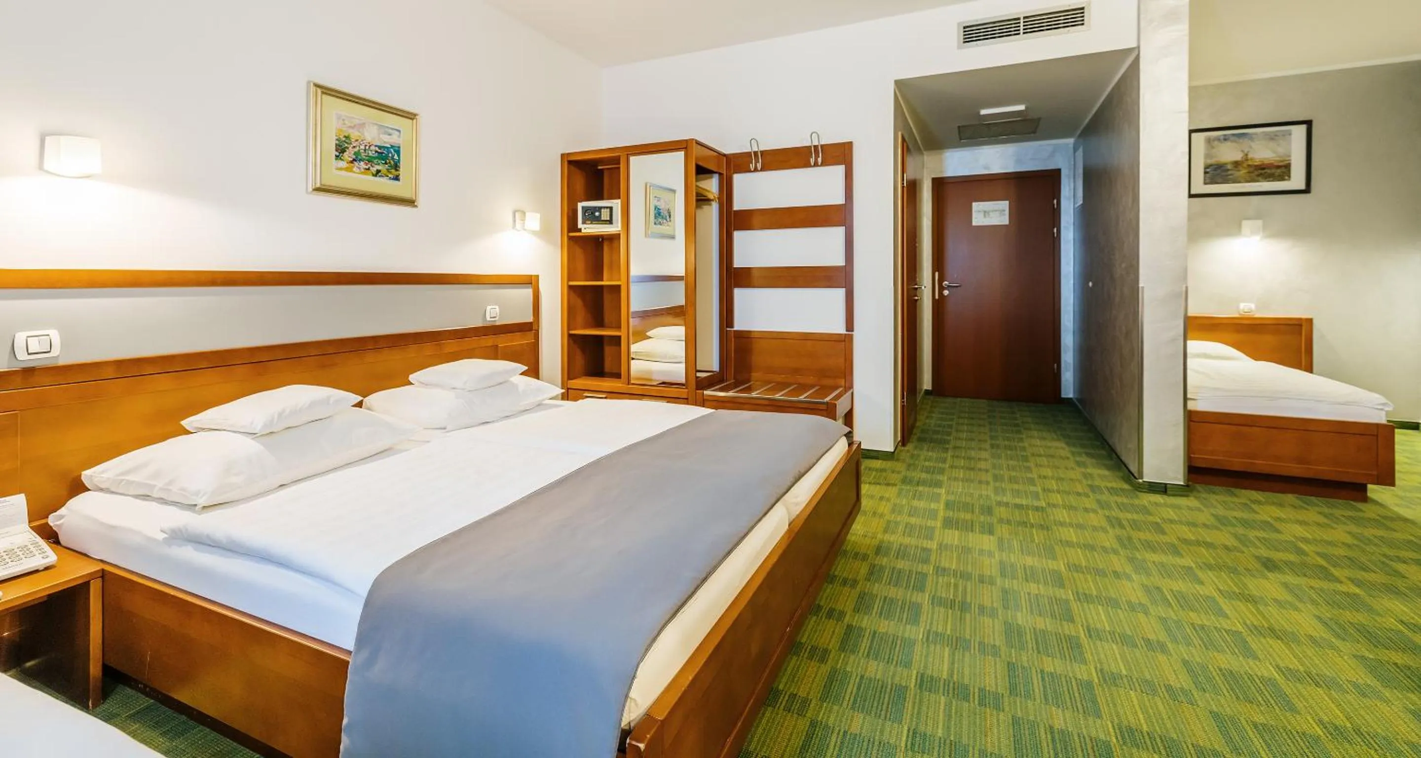 Bed in Best Western Airport Hotel Stella